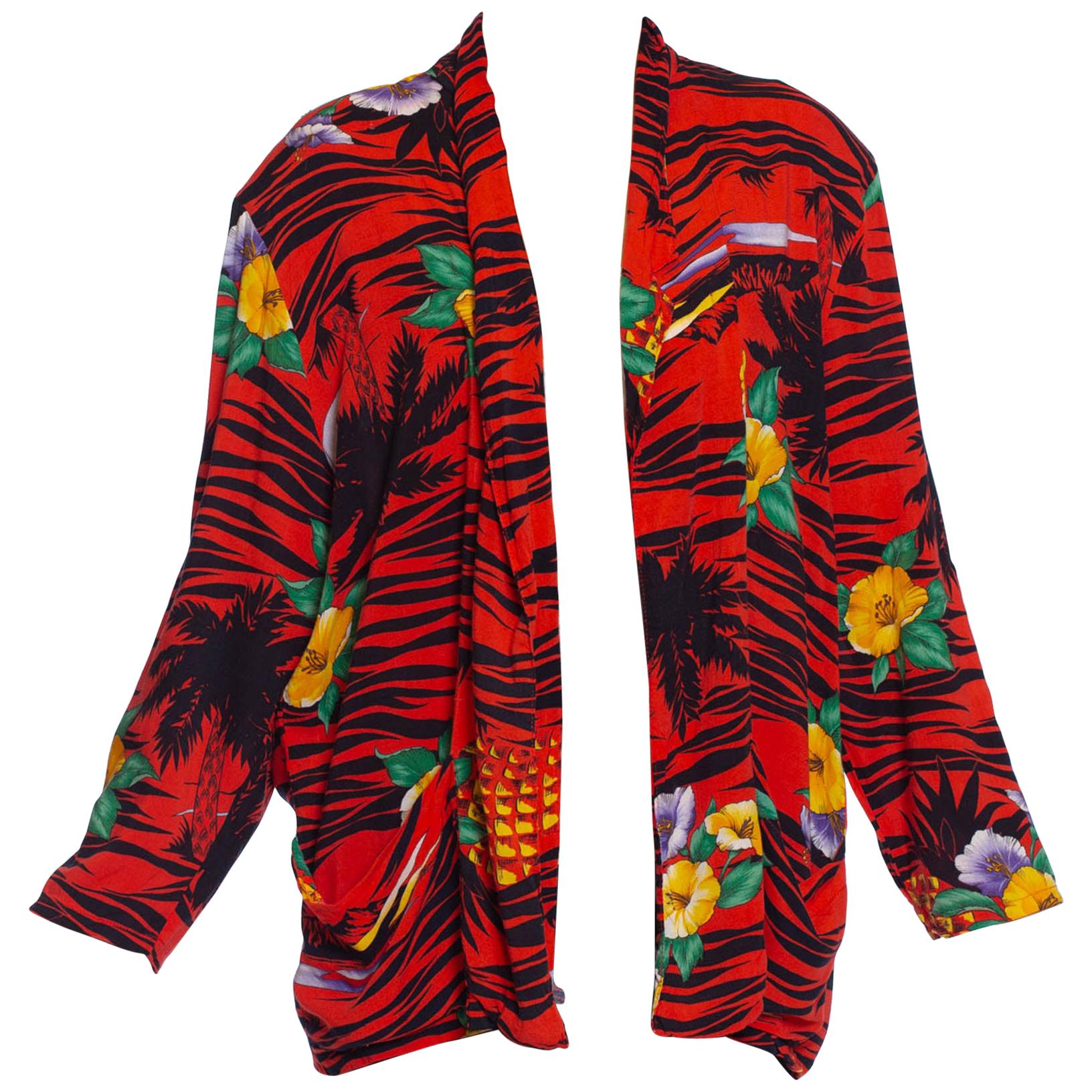 Übergroße Jacke aus rotem Viskose mit tropischem Druck aus den 1970er Jahren im Angebot