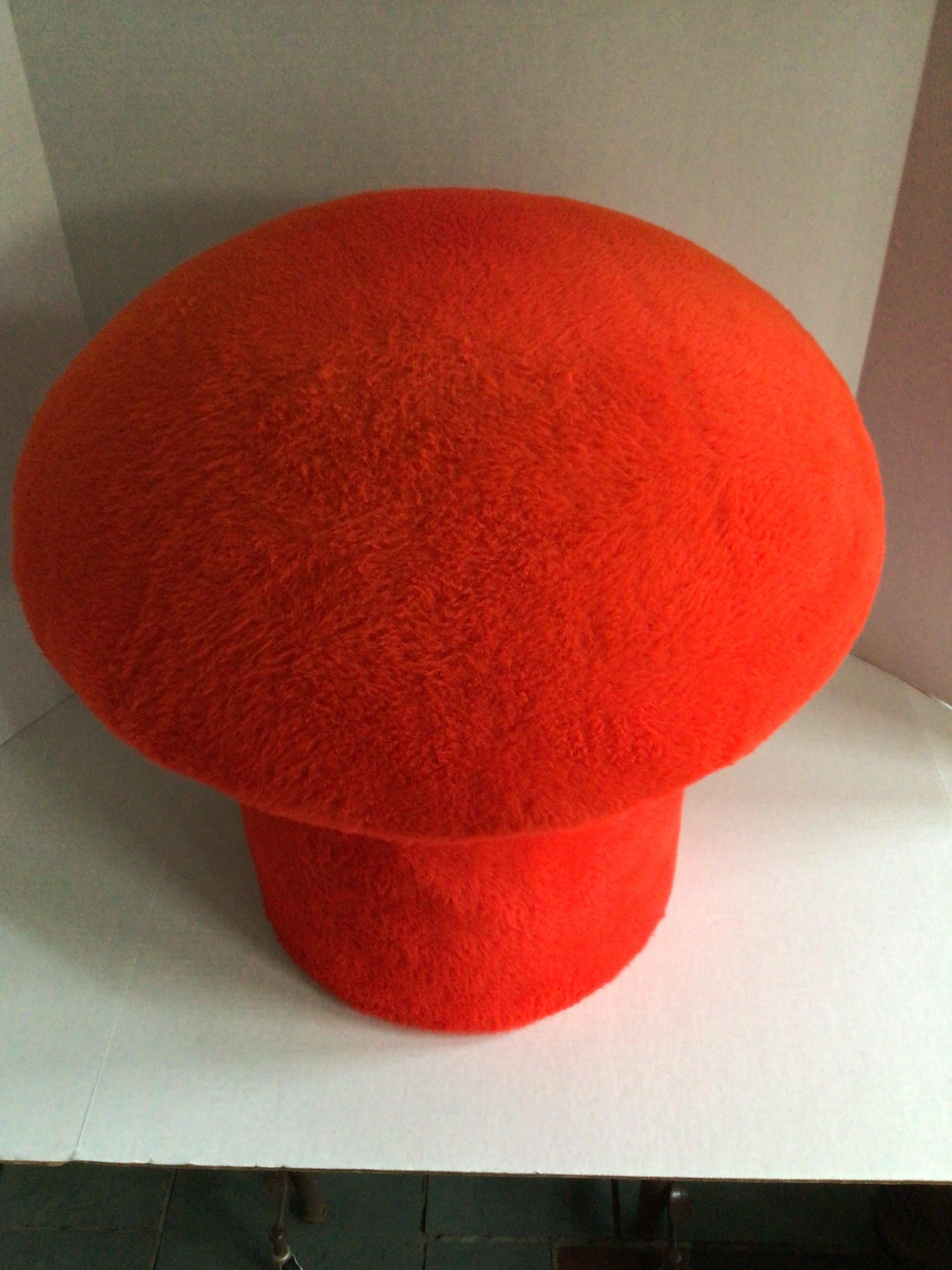 1970 Shag rouge Ottoman en forme de champignon Bon état - En vente à Tarrytown, NY