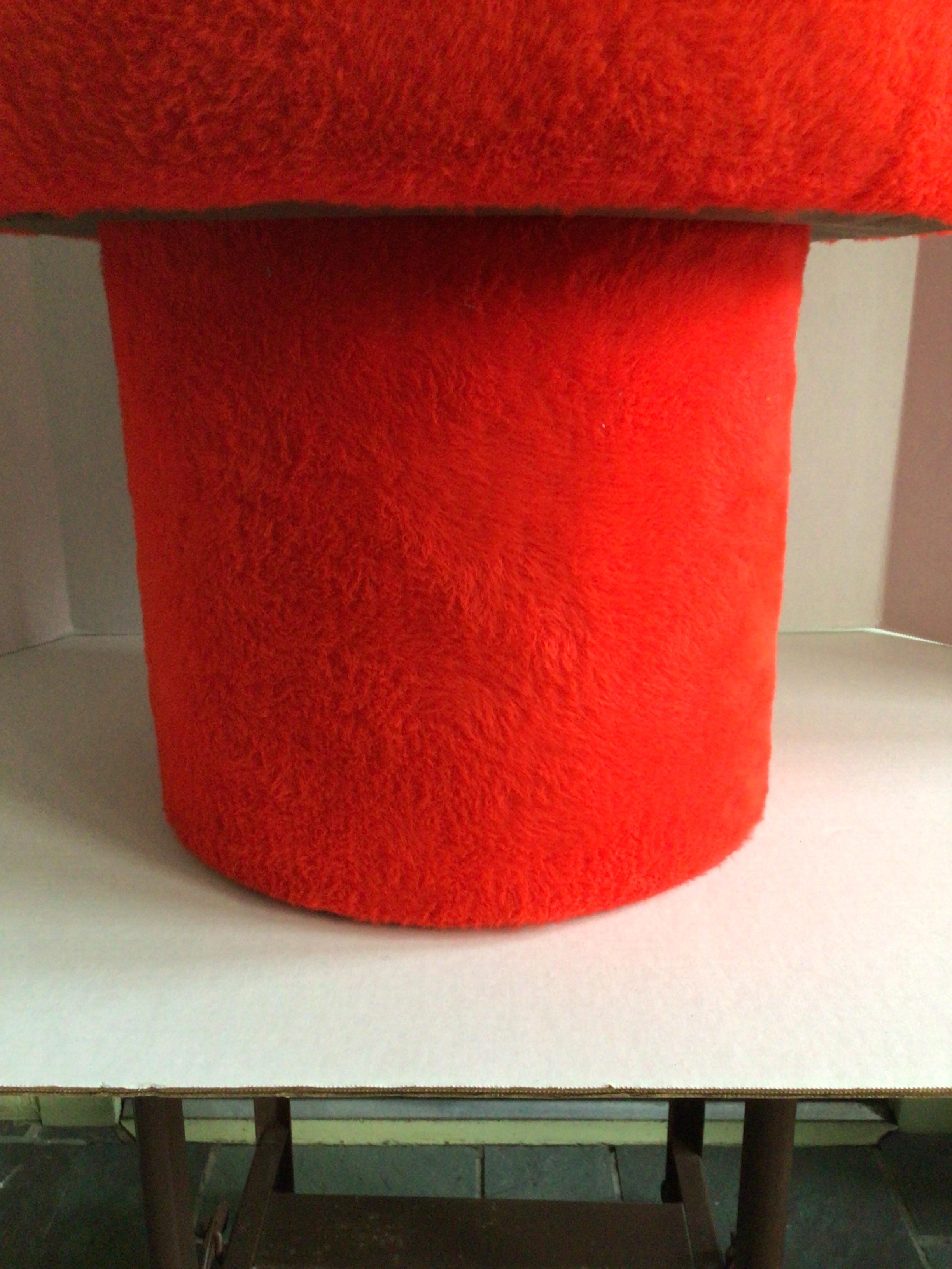 Fin du 20e siècle 1970 Shag rouge Ottoman en forme de champignon en vente
