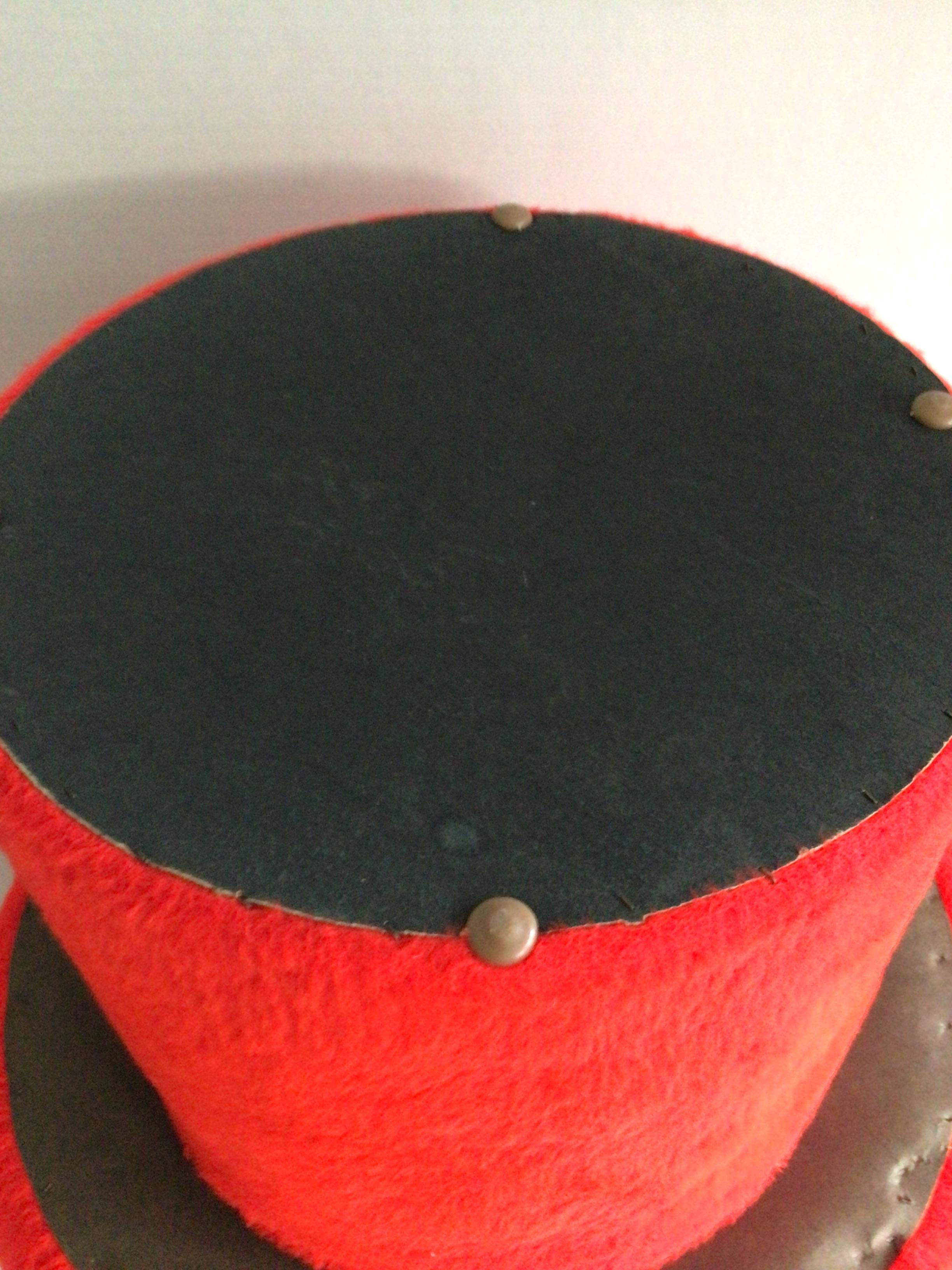 Fausse fourrure 1970 Shag rouge Ottoman en forme de champignon en vente