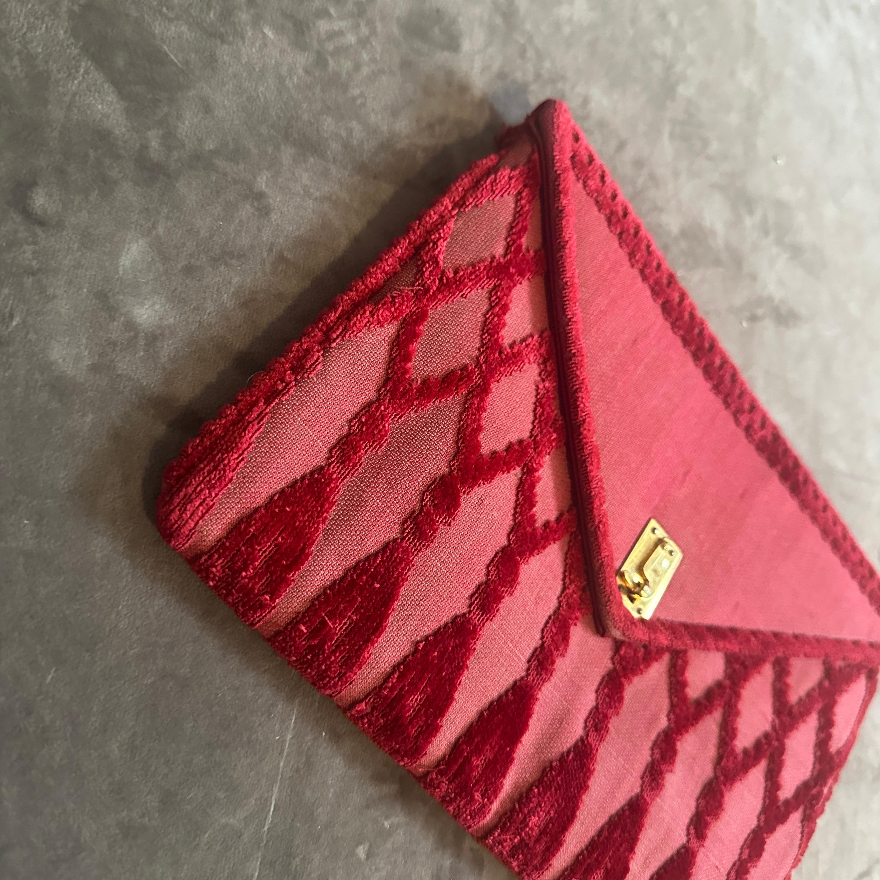 Pochette anni '70 in velluto rosso e seta di Roberta Di Camerino in vendita 7