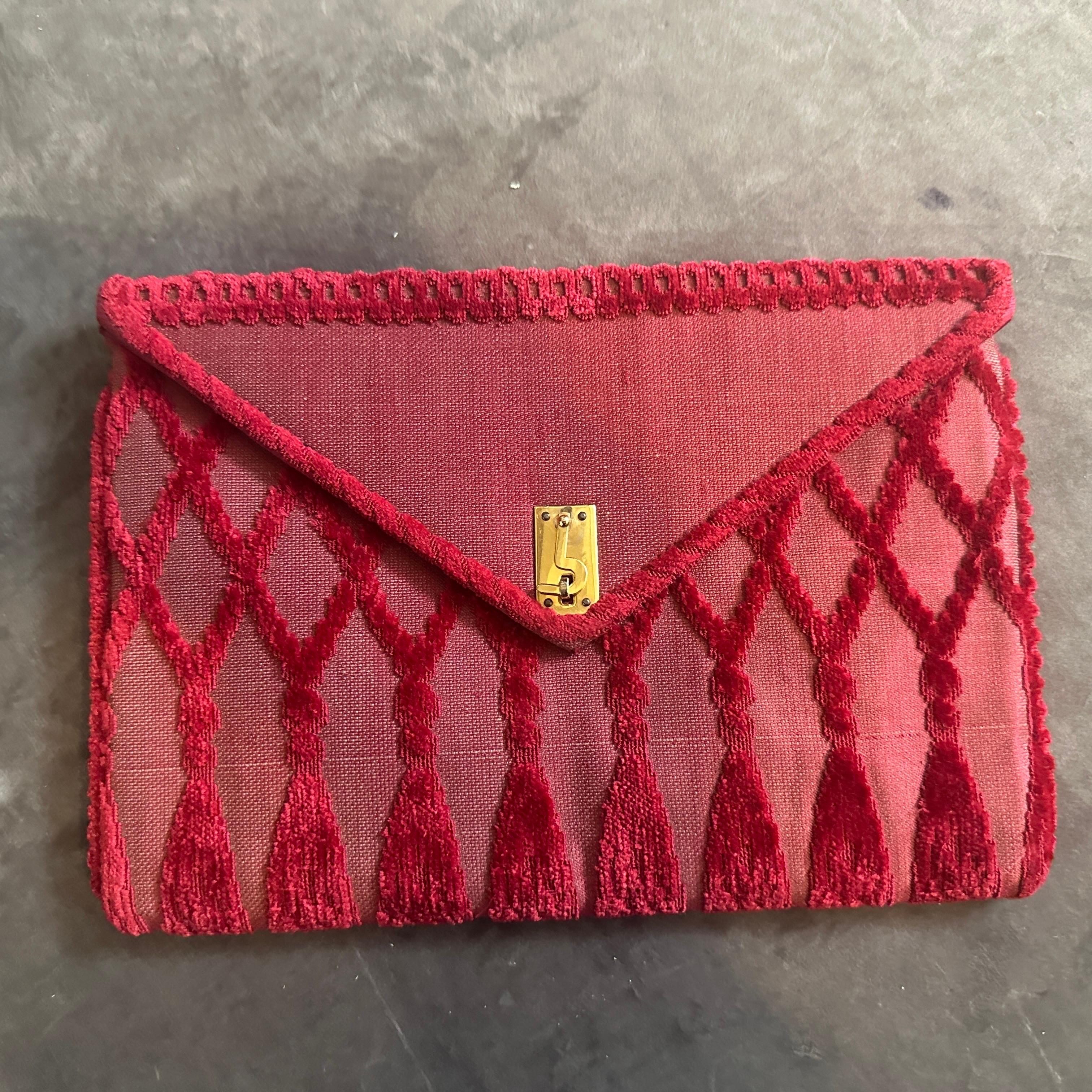 Questa elegante e autentica pochette Roberta Di Camerino degli anni '70 è un pezzo di storia del lusso italiano, che mostra l'uso caratteristico della stilista di tessuti opulenti e dettagli trompe-l'œil. Il corpo della borsa è realizzato in ricco