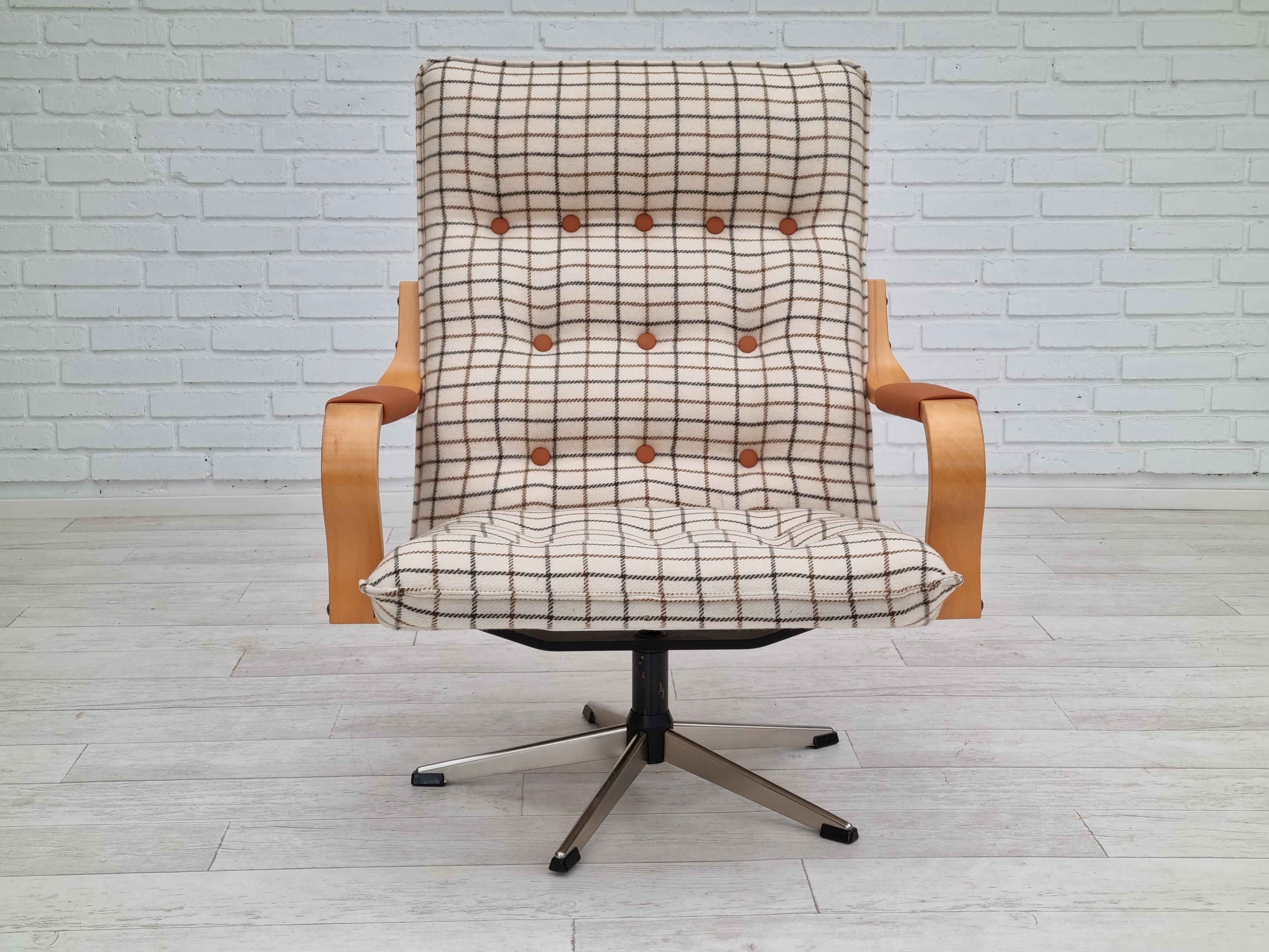 1970s, Refurbished Danish Swivel Armchair, Furniture Wool In Good Condition In Tarm, 82