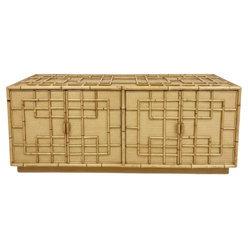 Si tratta di una credenza in bambù in stile reggenza italiano degli anni '60 con pannelli in vimini con osso di aringa e traforo applicato. Si apre su uno scaffale. È privo di segni e in ottime condizioni. 