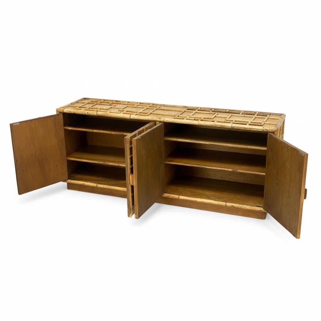 Mobile Credenza in bambù e vimini in stile Chippendale della Reggenza italiana degli anni '70 In condizioni buone in vendita a Kennesaw, GA