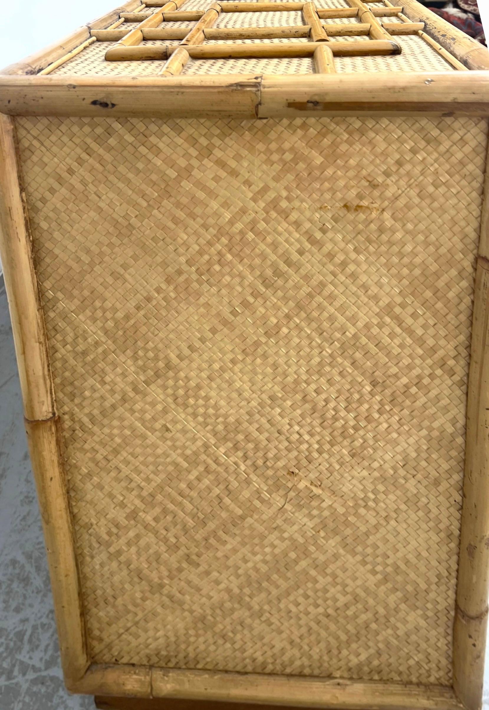 XX secolo Mobile Credenza in bambù e vimini in stile Chippendale della Reggenza italiana degli anni '70 in vendita