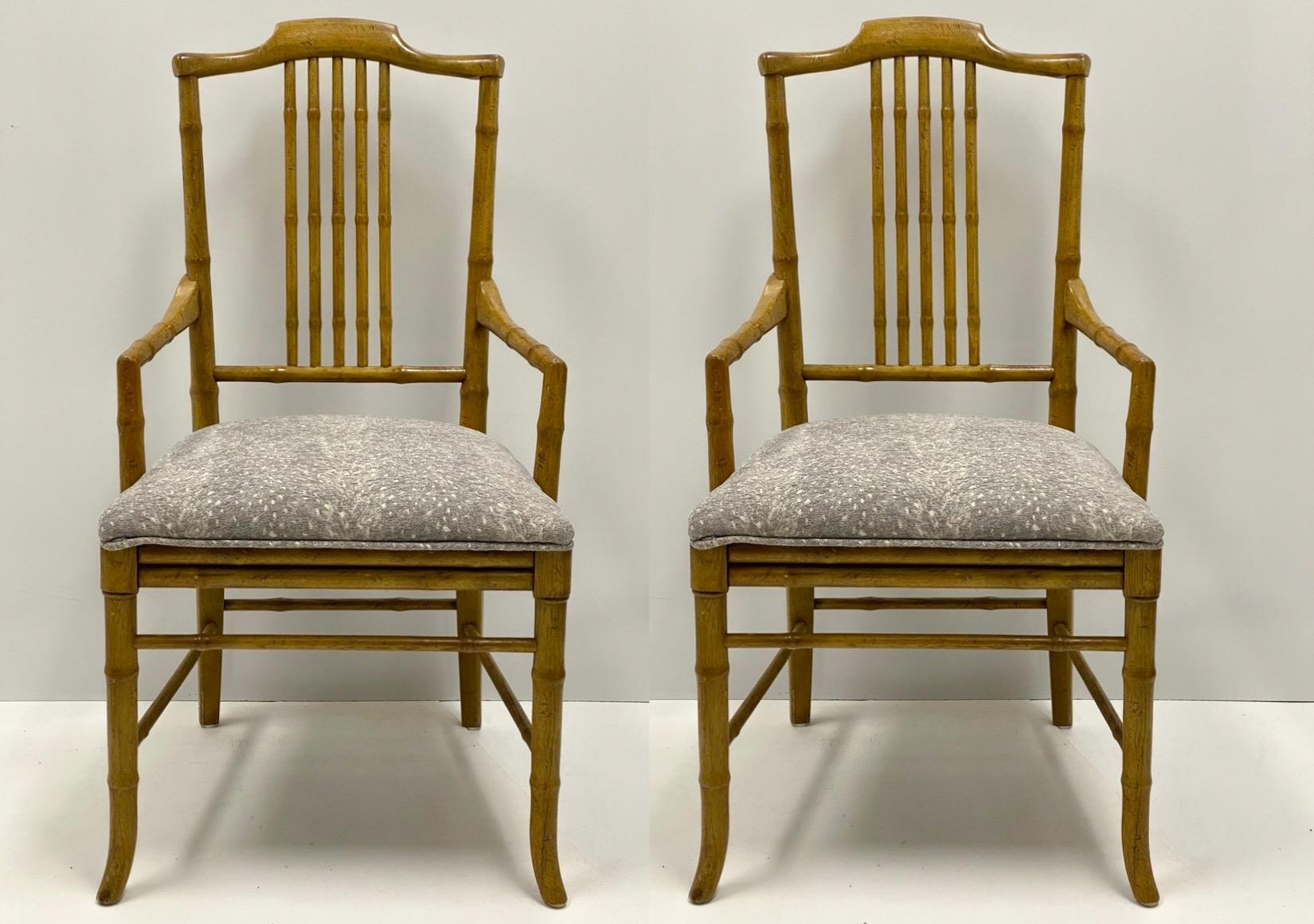 Dies ist ein Paar von Regency-Stil faux Bambus Sessel in einem gefleckten grau fawn Stoff gepolstert. Der Rahmen scheint aus Ahorn zu sein. Sie stammen höchstwahrscheinlich aus den 70er Jahren und sind unmarkiert. Das Paar ist in sehr gutem Zustand.