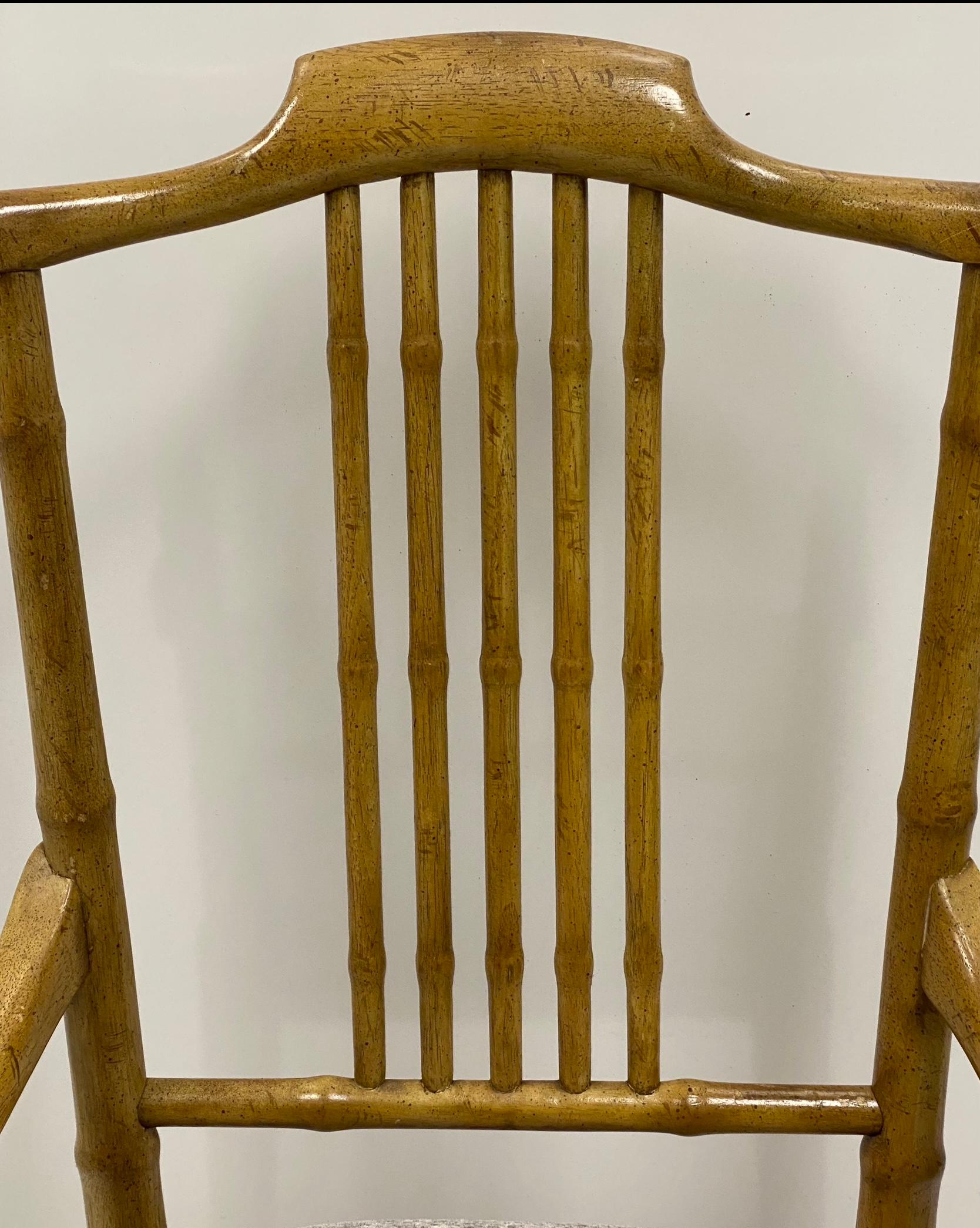 Bergere-Sessel aus Kunstbambus im Regency-Stil der 1970er Jahre mit grauer gebürsteter Polsterung - Paar im Zustand „Gut“ im Angebot in Kennesaw, GA
