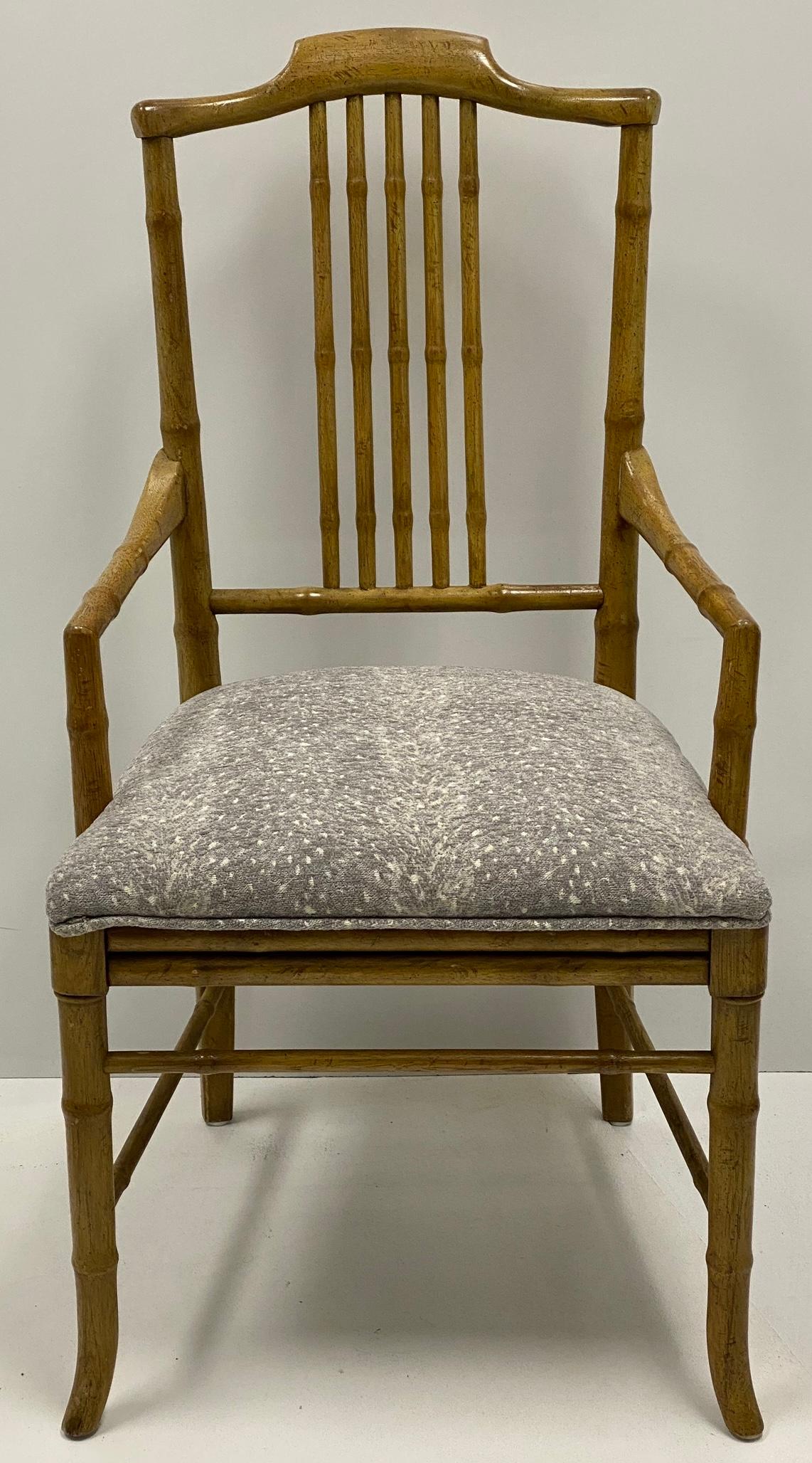 Bergere-Sessel aus Kunstbambus im Regency-Stil der 1970er Jahre mit grauer gebürsteter Polsterung - Paar im Angebot 1