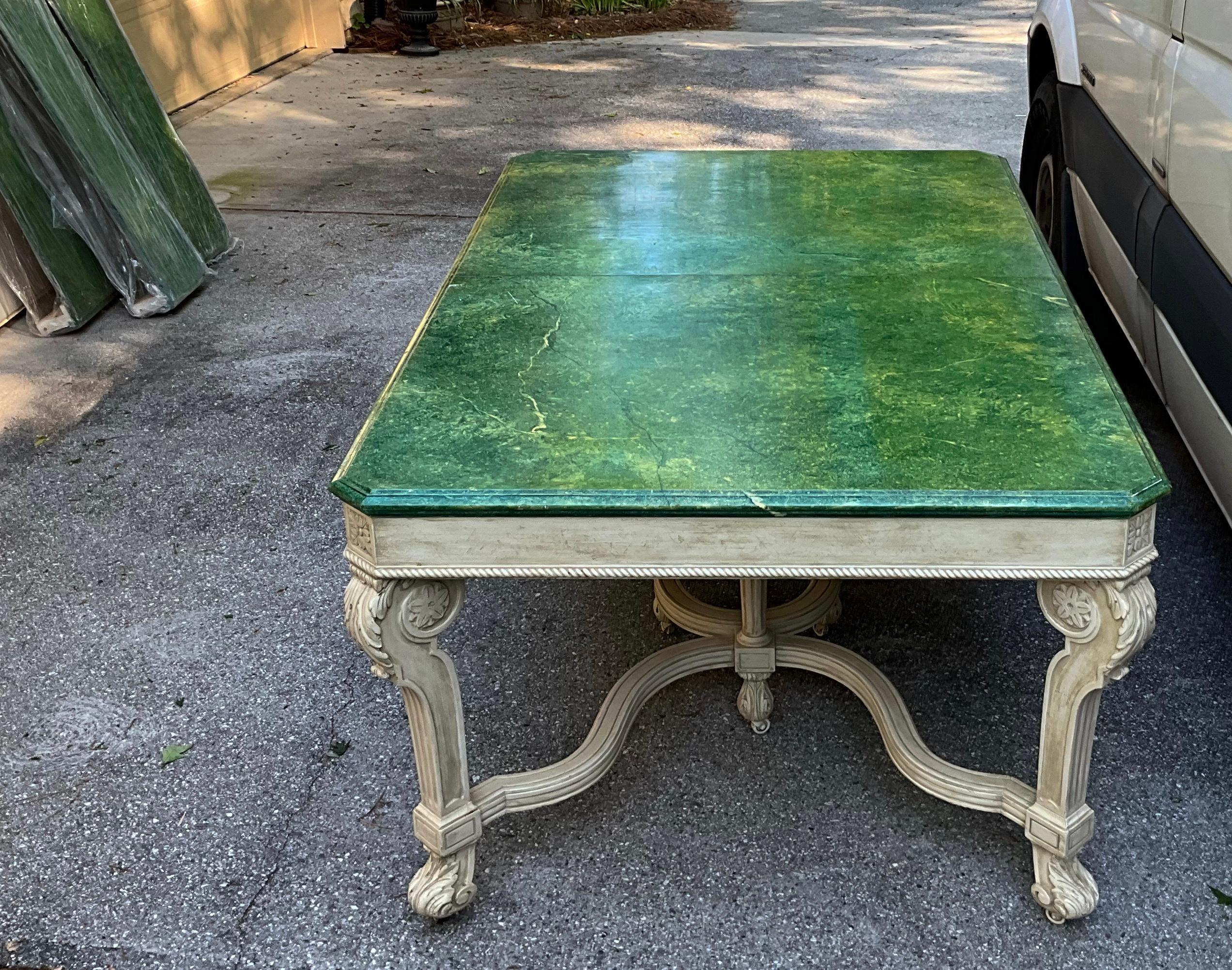 1970s Regency Style Faux Marble Painted Dining Table with 5 Leaves  For Sale 1