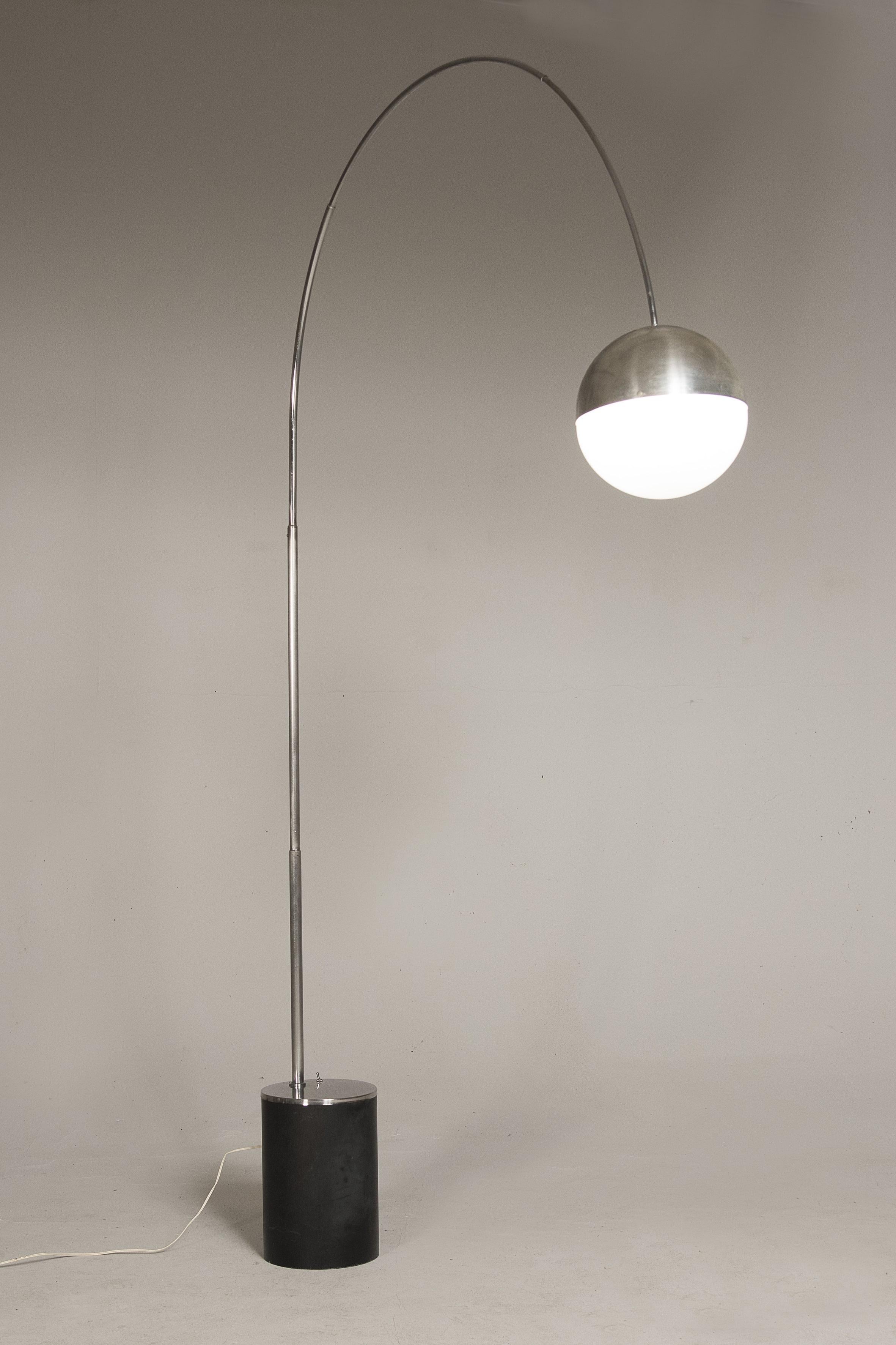 1970s Reggiani Adjustable Steel Arm and Black Metal Base Arch Floor Lamp For Sale 11