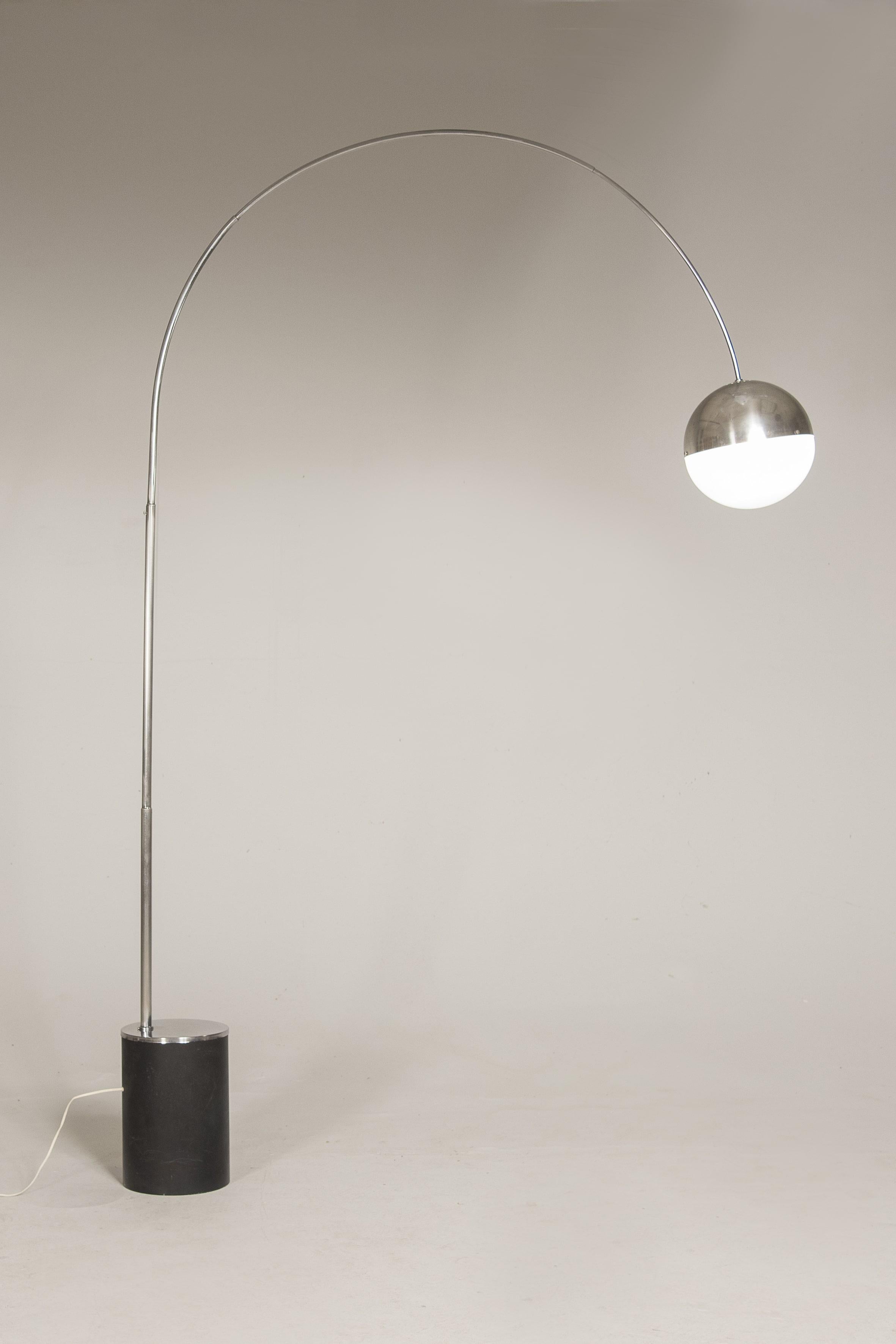 1970s arch Reggiani floor lamp.
Cilindric base made with black metal and steel.
Telescopic steel arm
Sferica lamp shade made in steel and plastic.
Measures: Height total is 250 cm 
weight total is 170 cm
base is h 24 c, 22 x 28 cm
Wiring