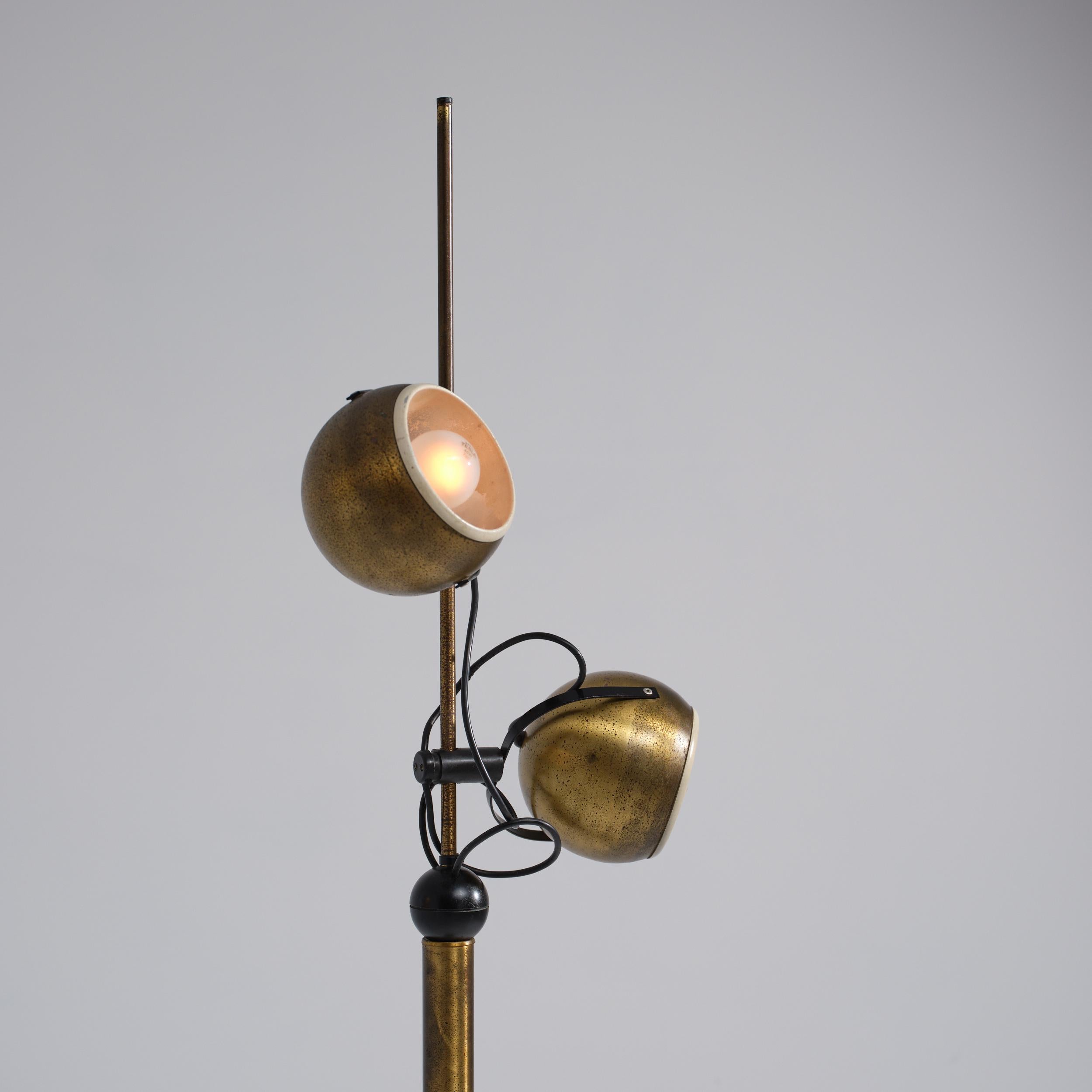 italien 1970 - Reggiani - Lampadaire en laiton avec deux têtes de globe réglables en vente