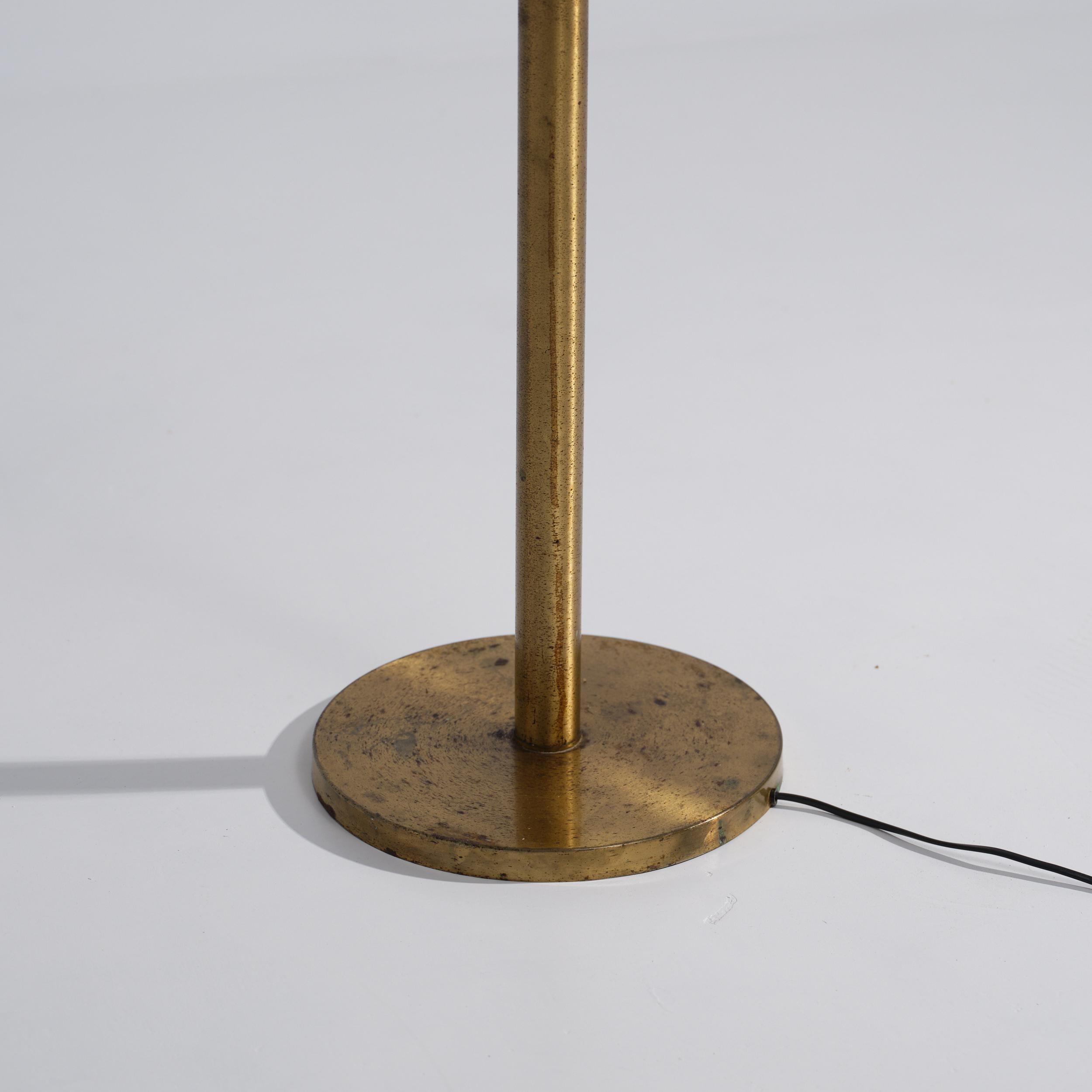 1970 - Reggiani - Lampadaire en laiton avec deux têtes de globe réglables Bon état - En vente à Rome, IT