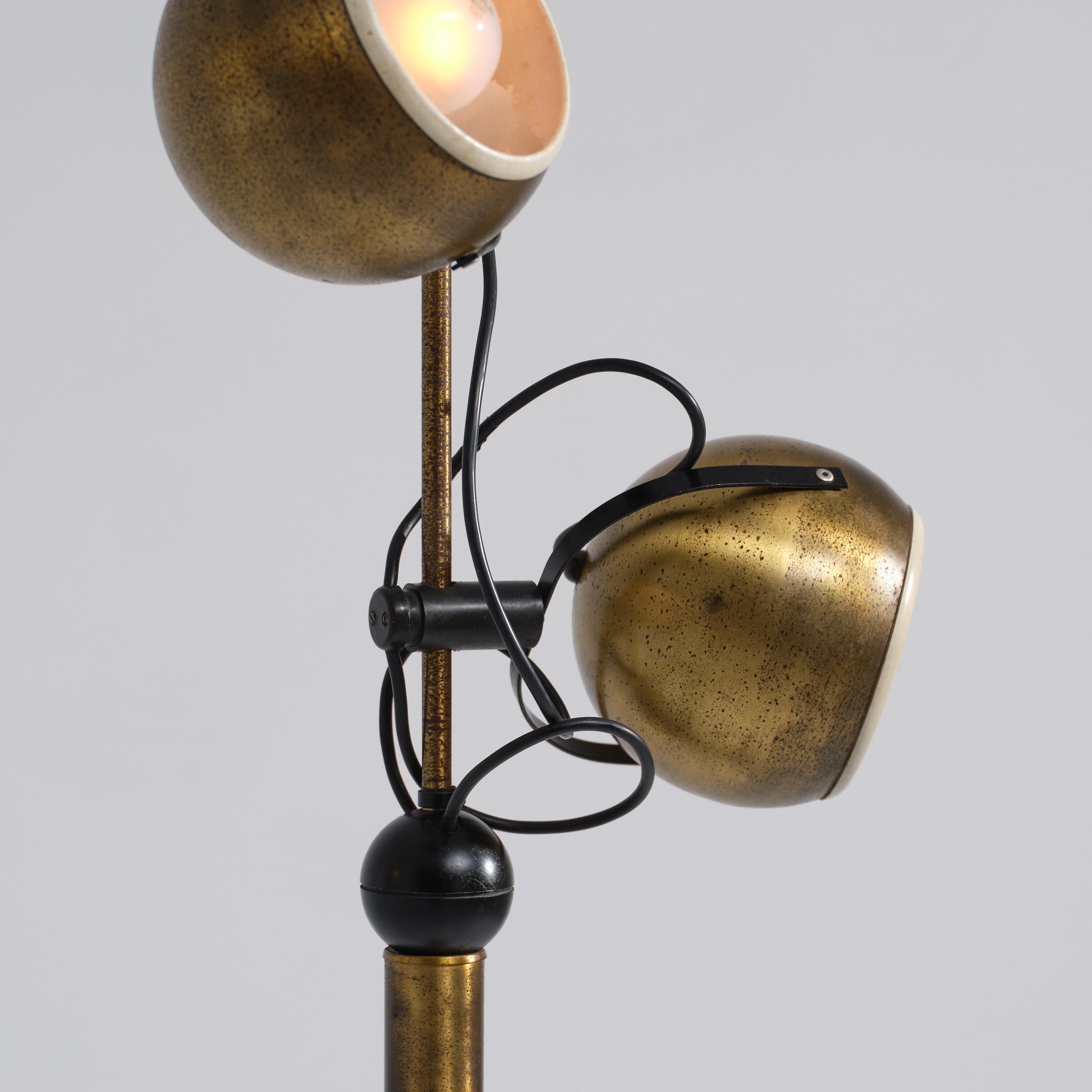 Milieu du XXe siècle 1970 - Reggiani - Lampadaire en laiton avec deux têtes de globe réglables en vente