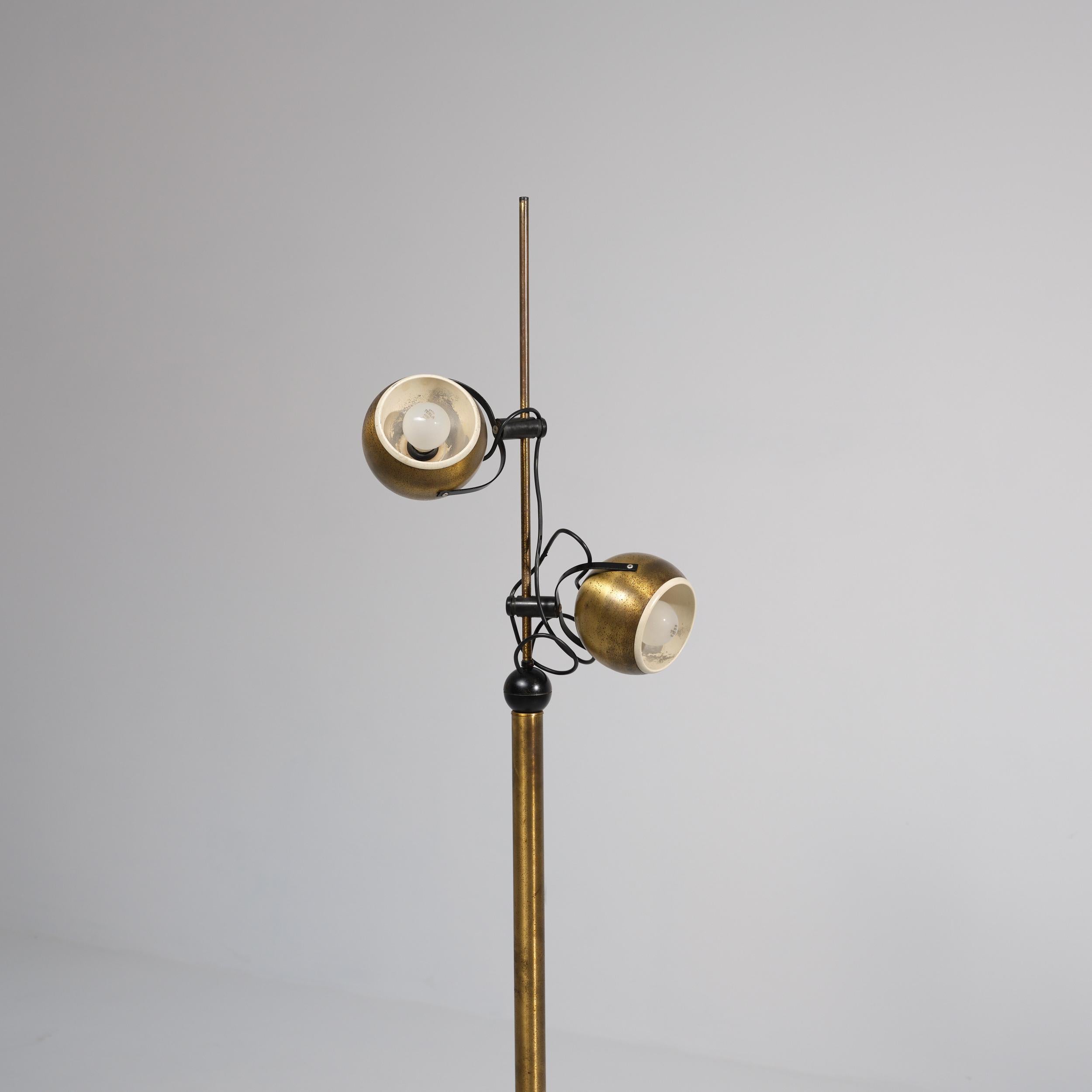 Métal 1970 - Reggiani - Lampadaire en laiton avec deux têtes de globe réglables en vente
