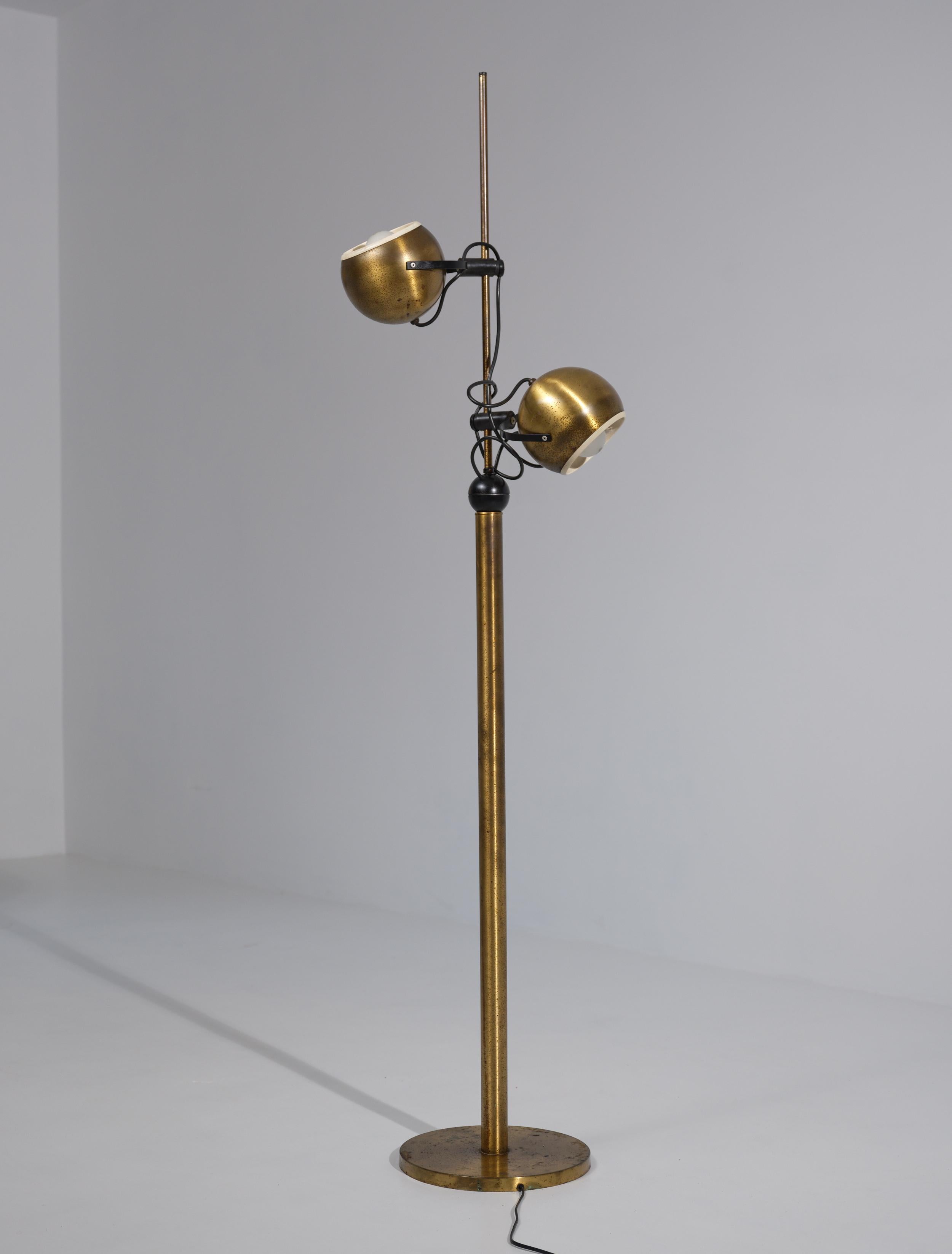 1970 - Reggiani - Lampadaire en laiton avec deux têtes de globe réglables en vente 1