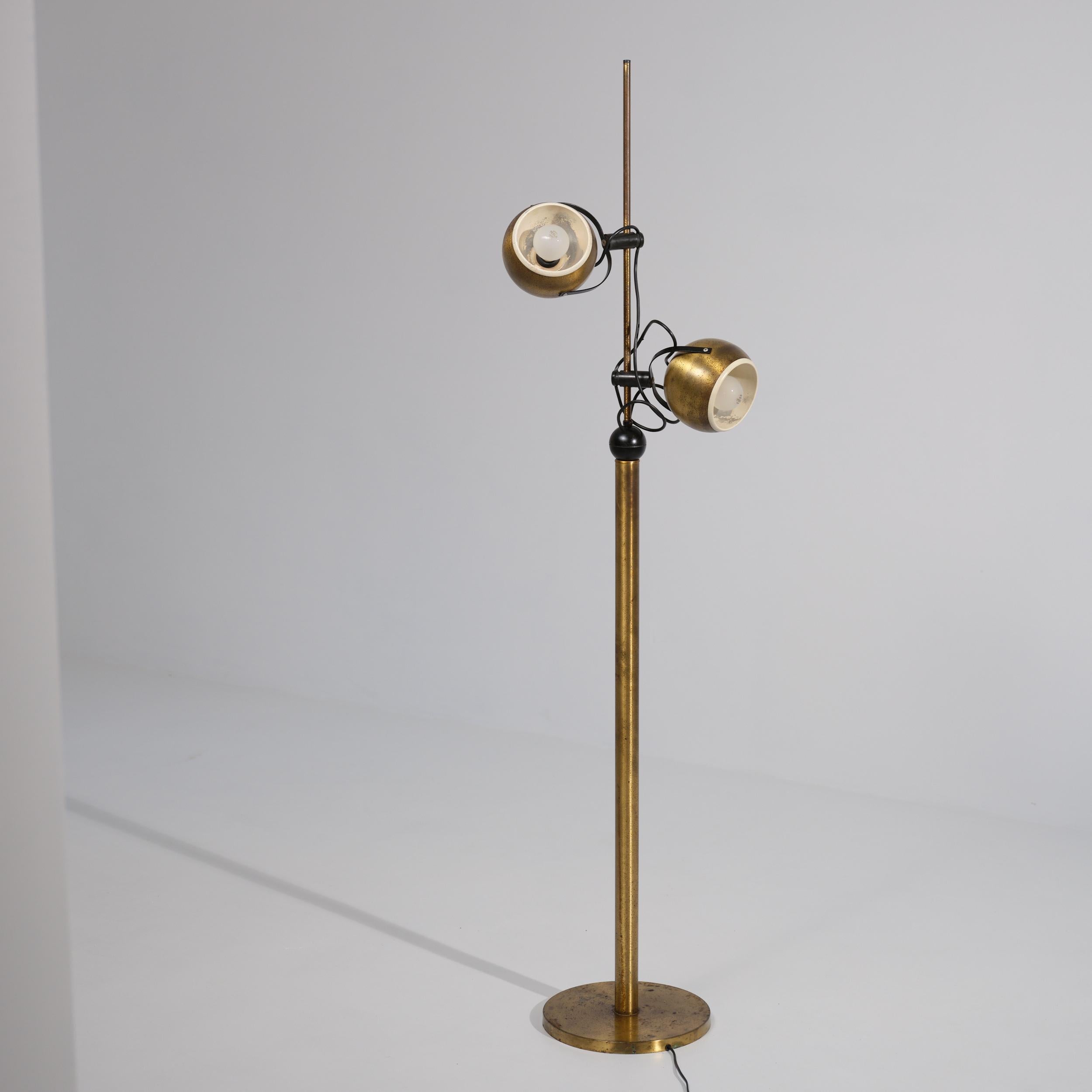 1970 - Reggiani - Lampadaire en laiton avec deux têtes de globe réglables en vente 2
