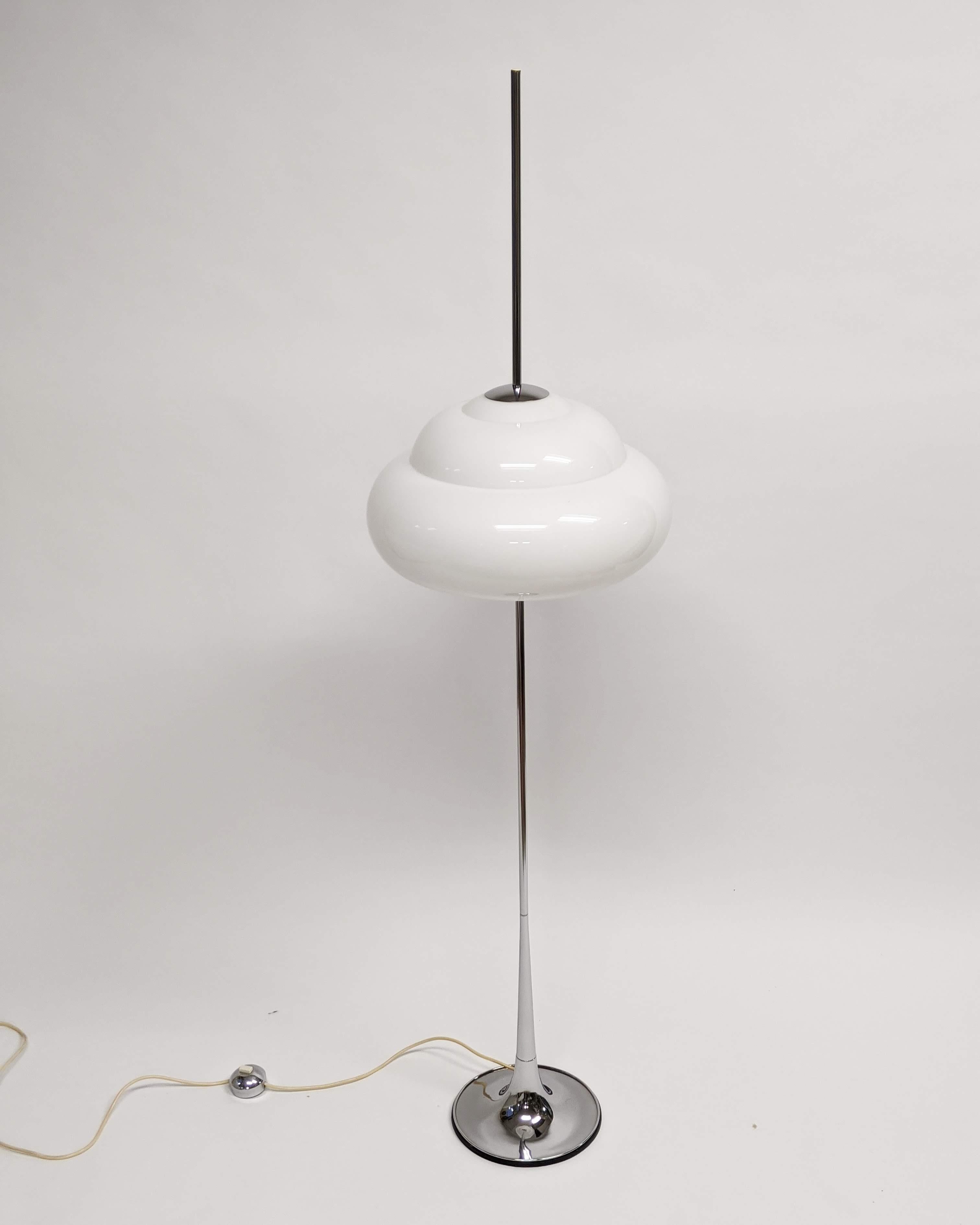 1970s Reggiani Chrome Floor Lamp with Opale Acrylic Shade, Italy For Sale 3