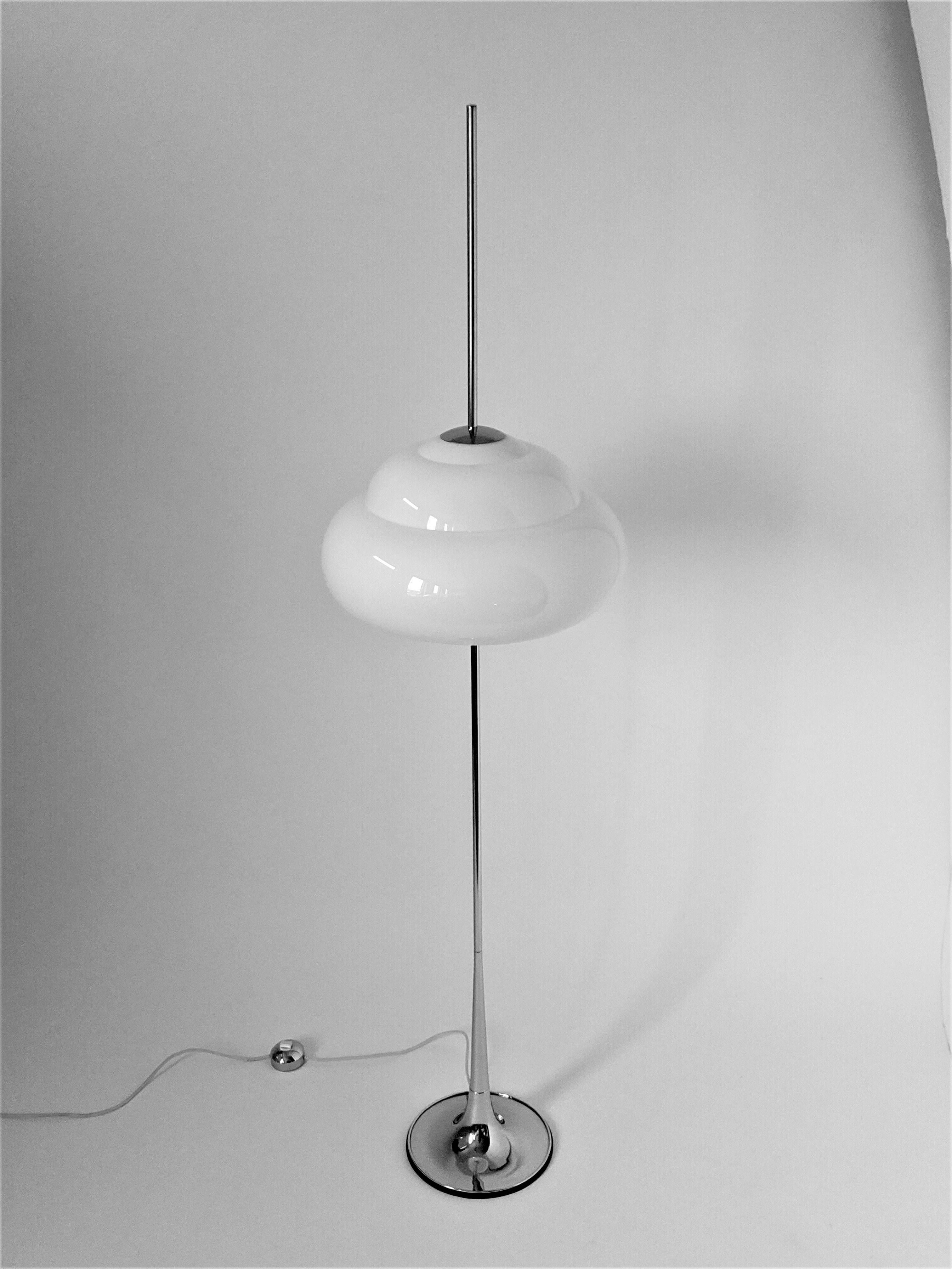 1970s Reggiani Chrome Floor Lamp with Opale Acrylic Shade, Italy For Sale 4