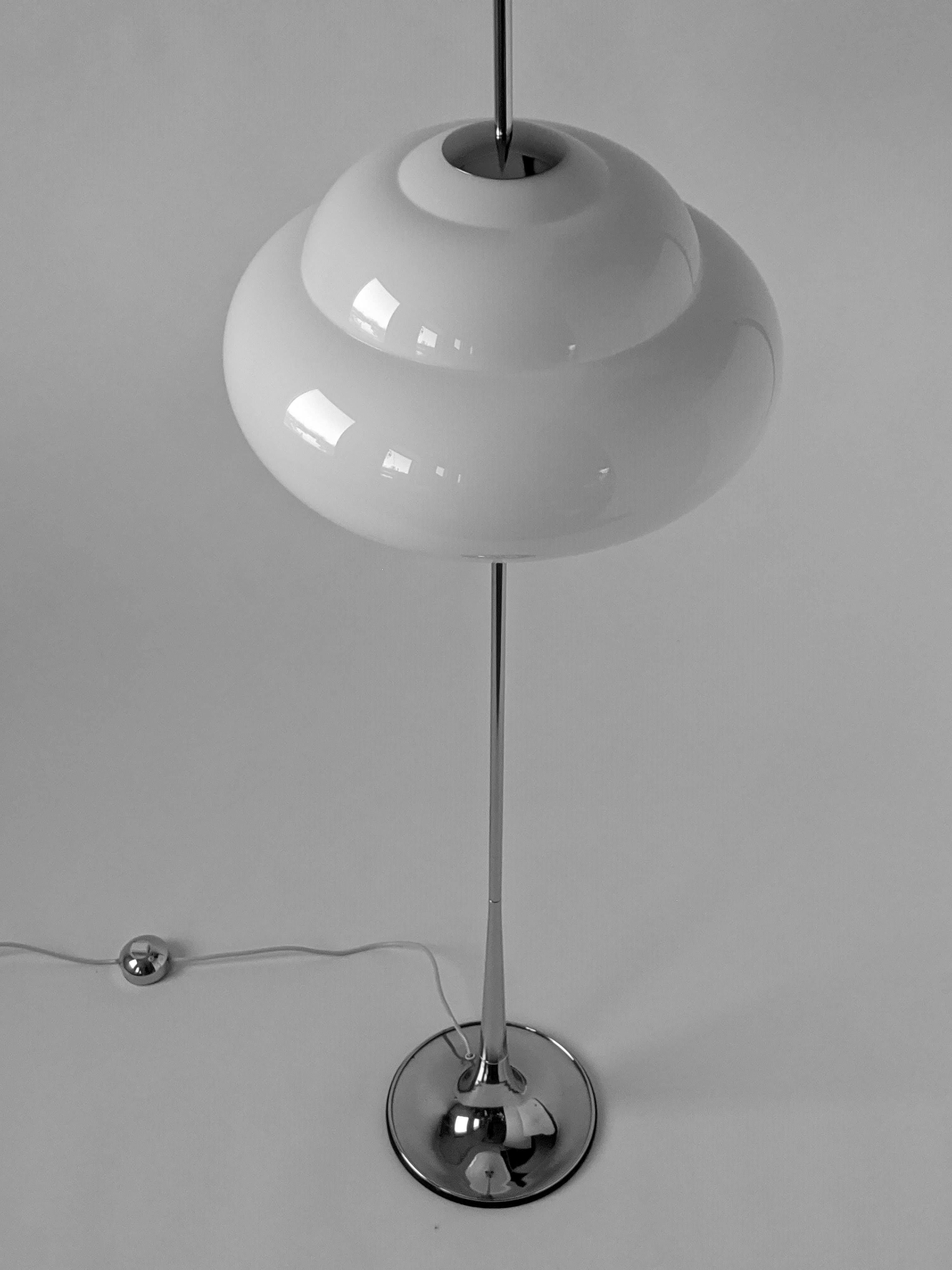 1970s Reggiani Chrome Floor Lamp with Opale Acrylic Shade, Italy For Sale 6