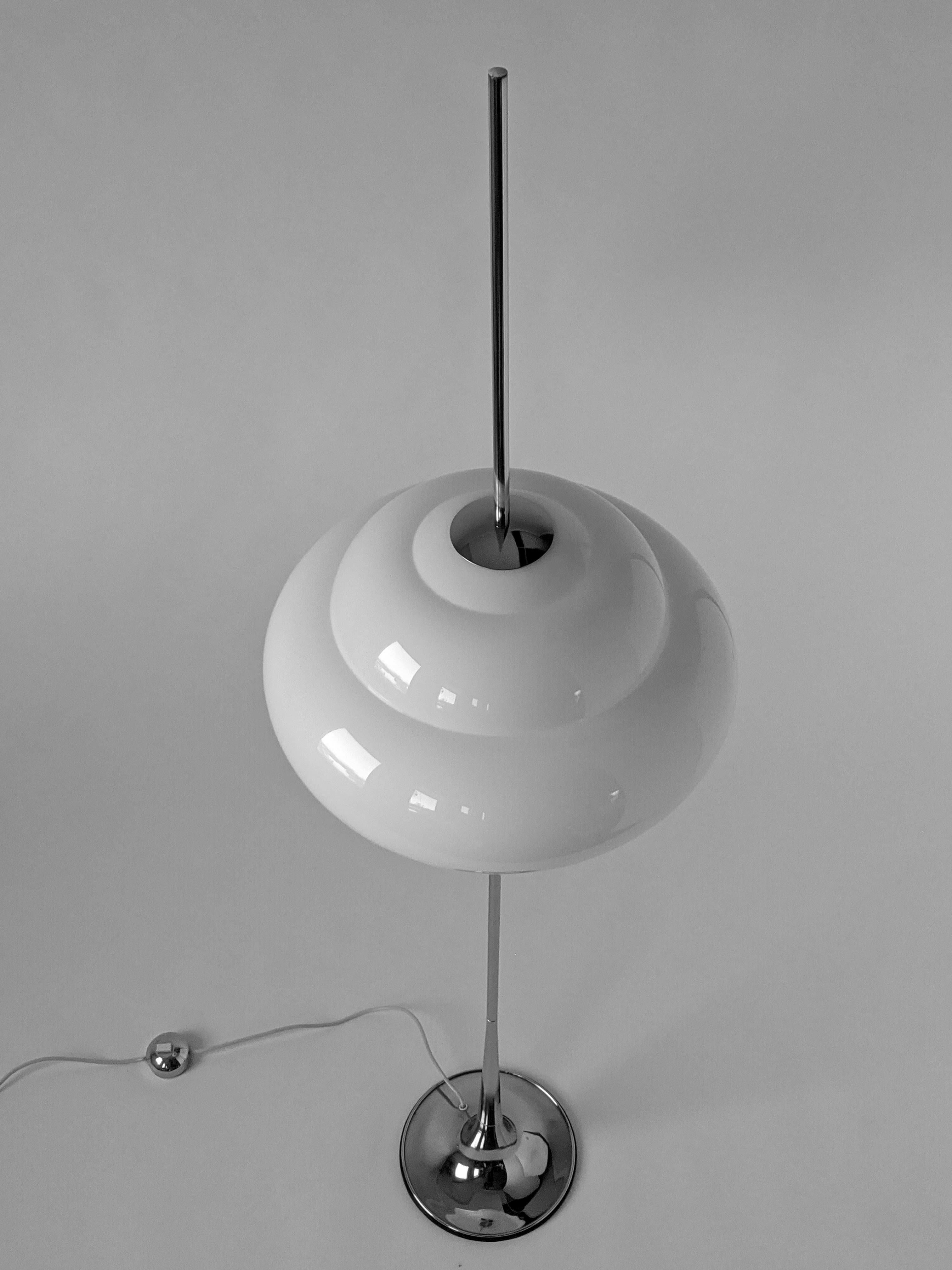 1970s Reggiani Chrome Floor Lamp with Opale Acrylic Shade, Italy For Sale 7