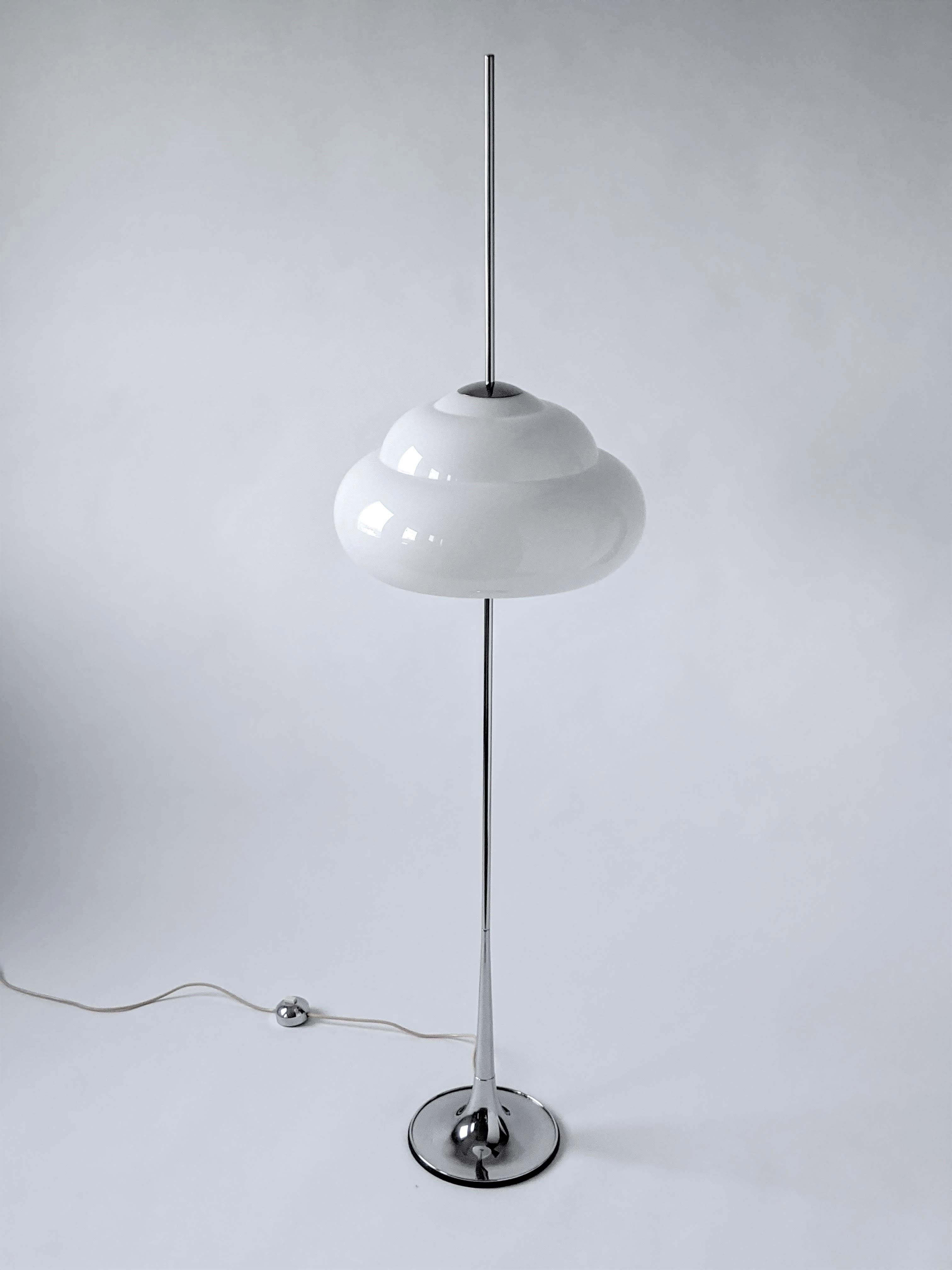 Lampadaire Reggiani chromé des années 1970 avec abat-jour en acrylique opale, Italie en vente 12