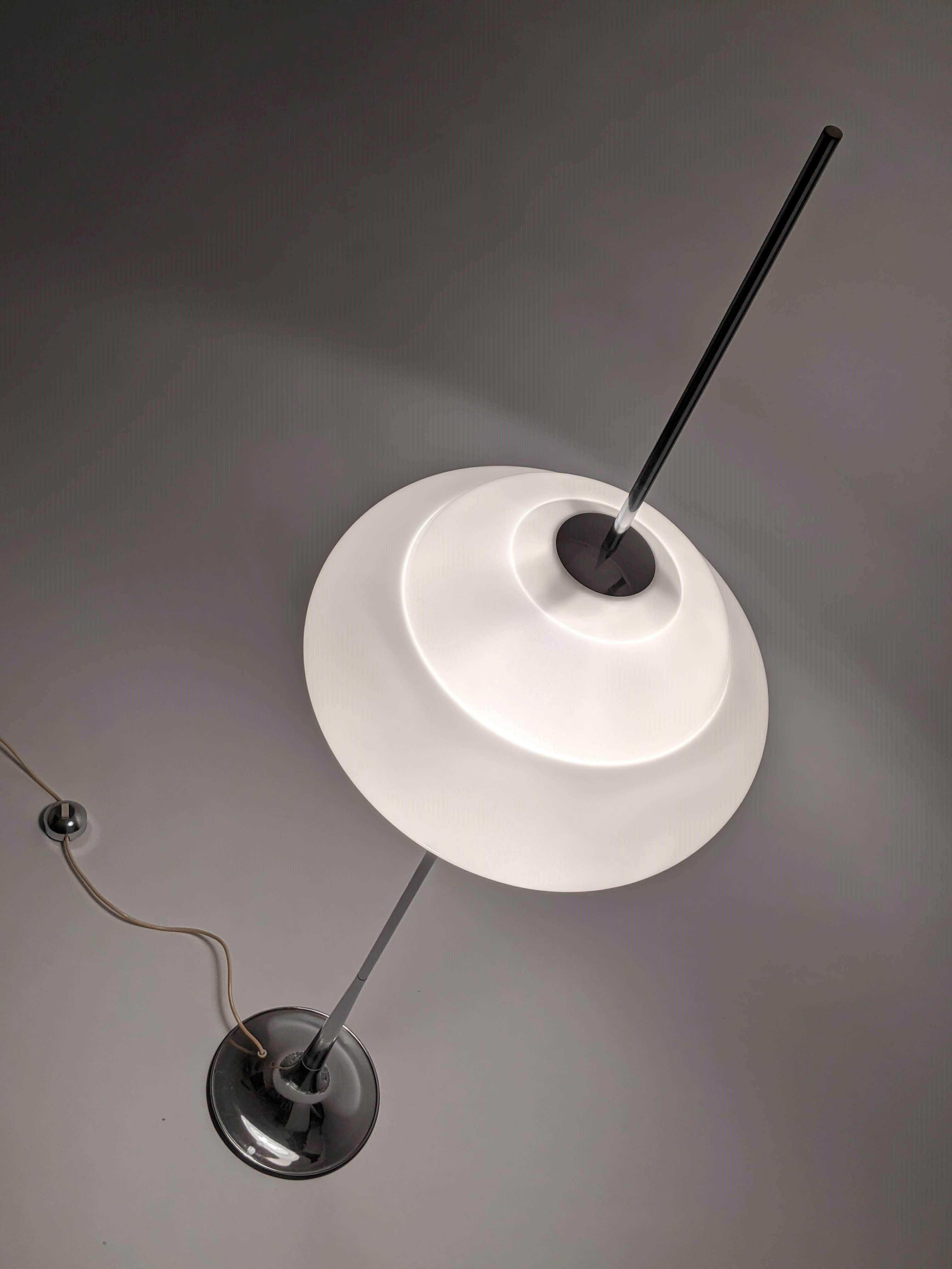 Lámpara de pie Reggiani cromada de los años 70 con pantalla acrílica opalina, Italia Moderno de mediados de siglo en venta