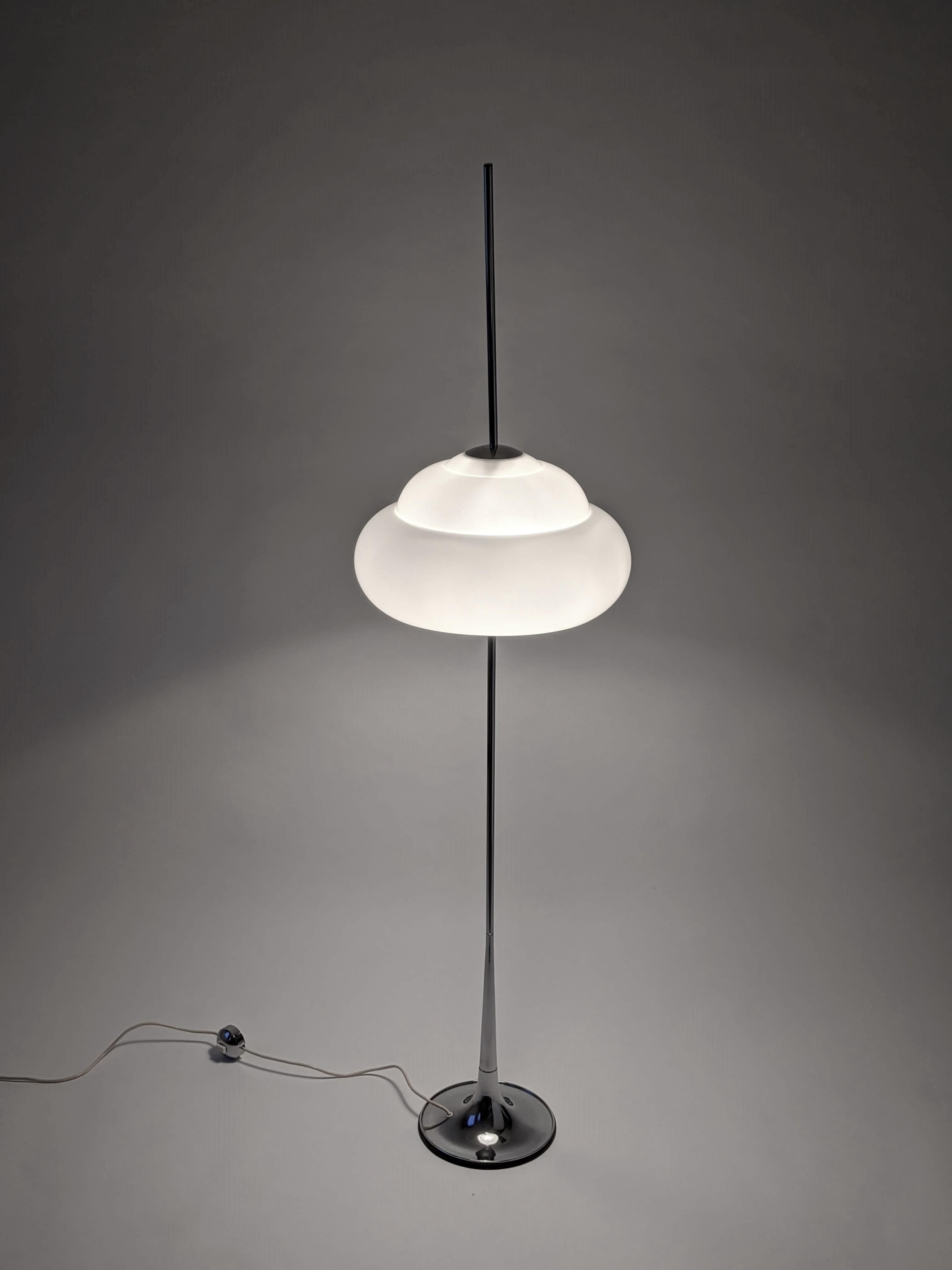 Lámpara de pie Reggiani cromada de los años 70 con pantalla acrílica opalina, Italia en Bueno estado para la venta en St- Leonard, Quebec