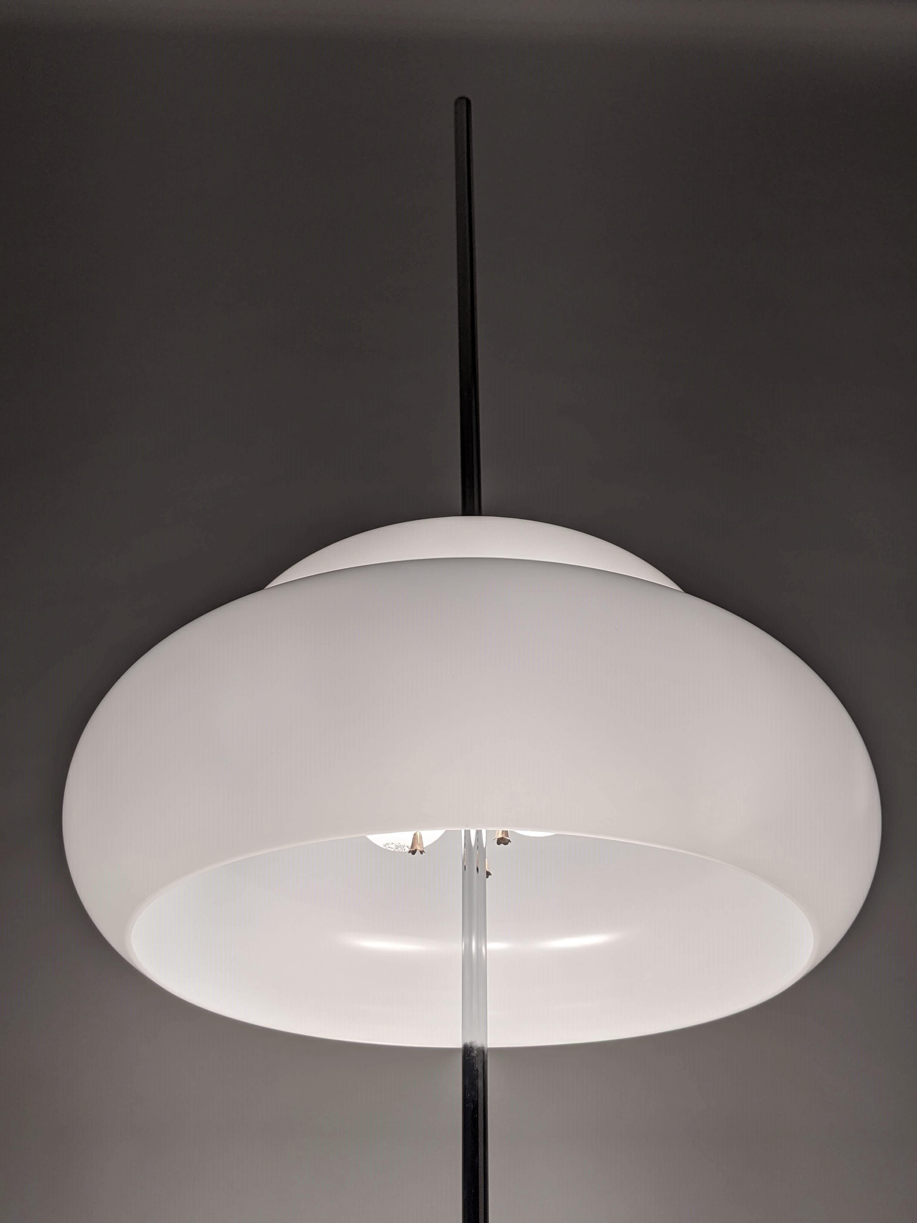 Lampadaire Reggiani chromé des années 1970 avec abat-jour en acrylique opale, Italie en vente 1