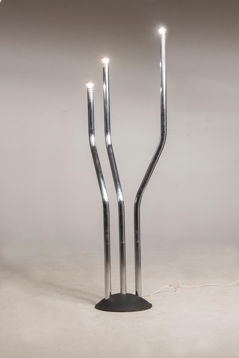 Lampadaire haut - Lampadaire tube chromé avec support à trois lumières mobiles en acier d'époque 1970 de Reggiani, designer et entrepreneur italien dans le domaine de l'éclairage. Il a été particulièrement actif dans le secteur de l'éclairage des