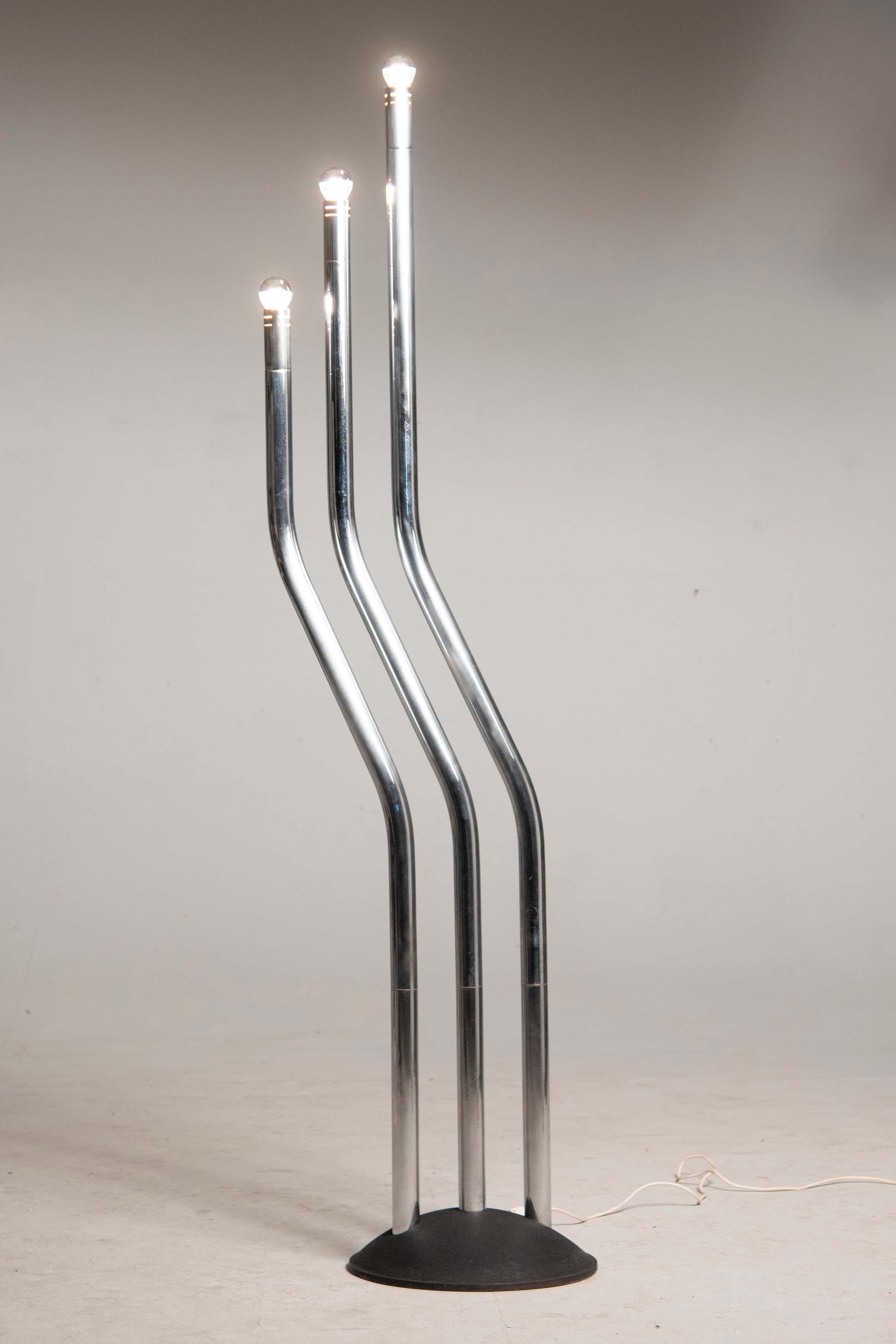 italien 1970 Reggiani Steel Three Movable Arms Lights Holder Floor Lamp (lampadaire à trois bras mobiles) en vente