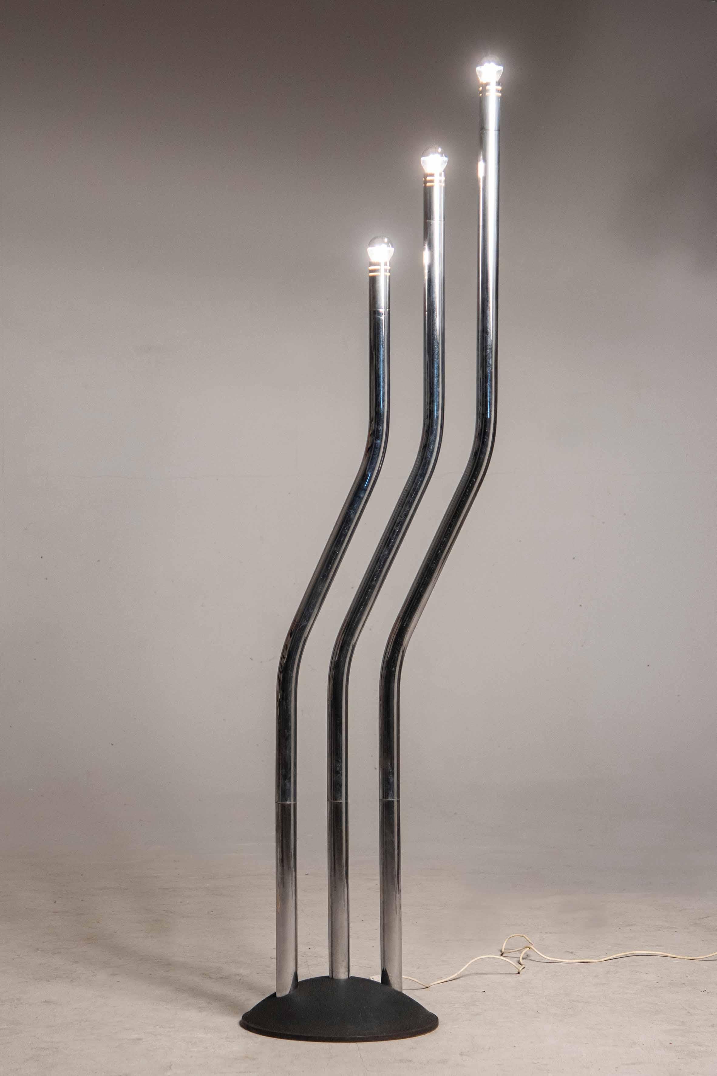 20ième siècle 1970 Reggiani Steel Three Movable Arms Lights Holder Floor Lamp (lampadaire à trois bras mobiles) en vente