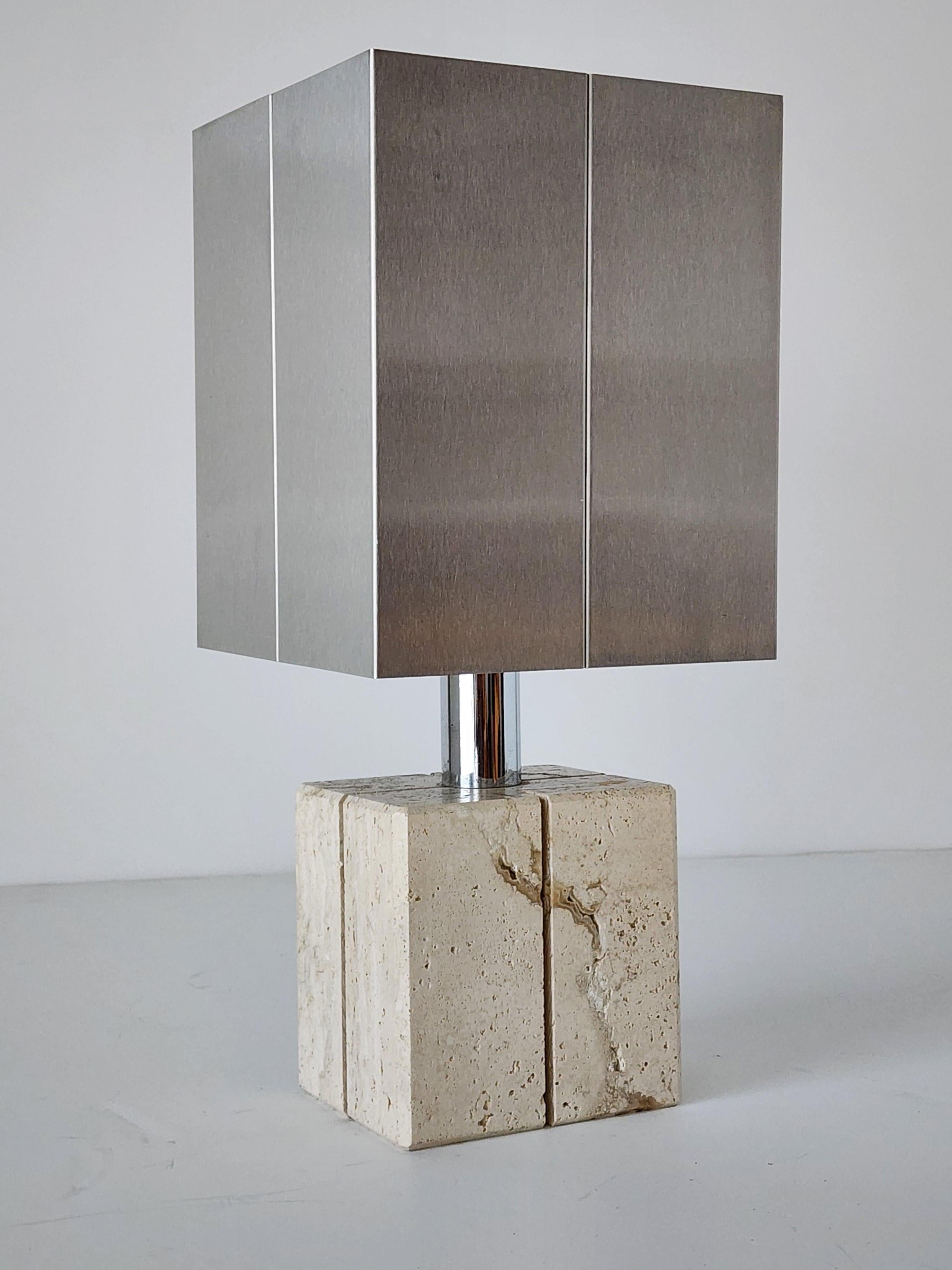 Fin du 20e siècle 1970s  Lampe de bureau Reggiani en travertin et acier inoxydable, Italie  en vente