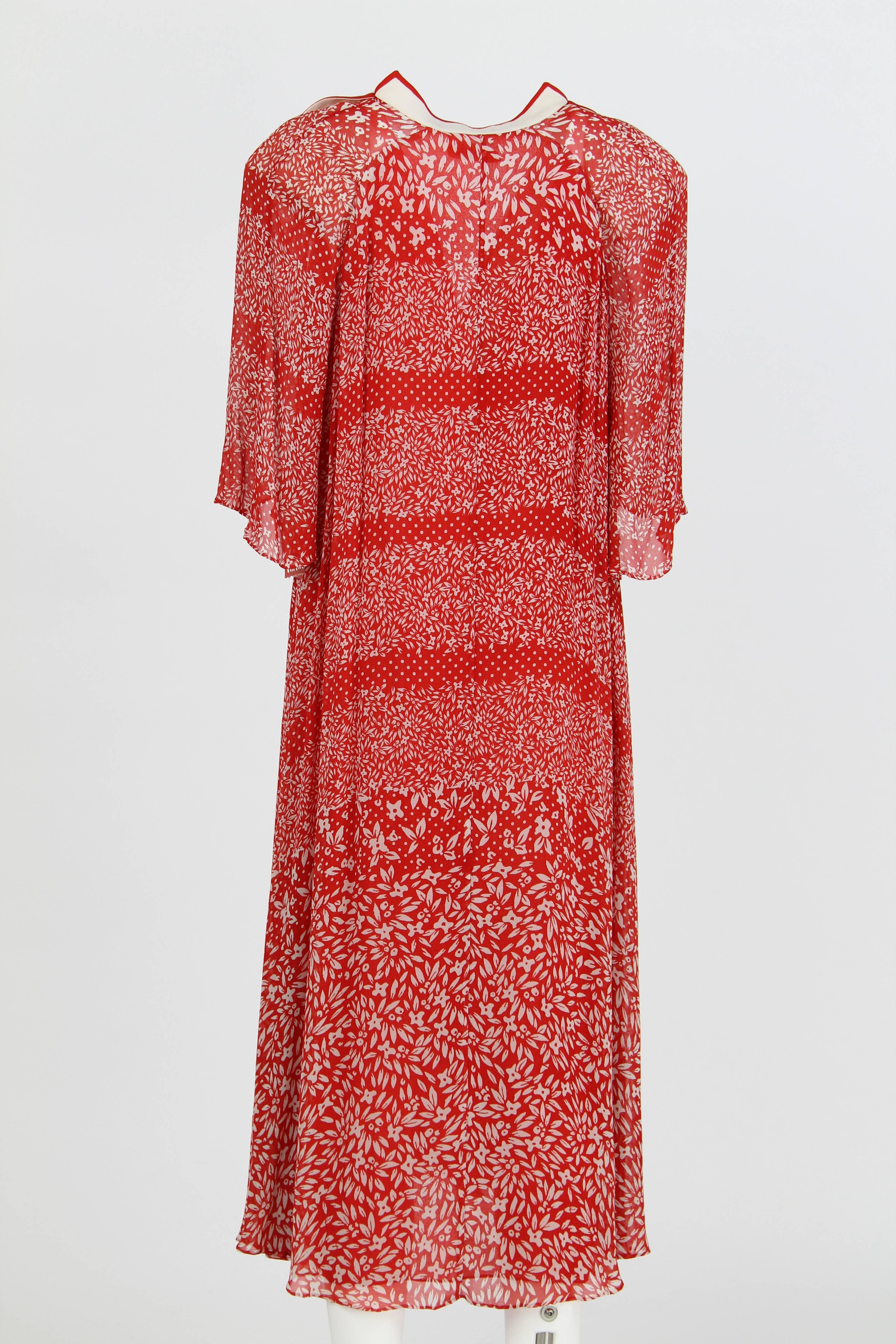 1970S Renato Balestra red and white mid-length dress featuring a delicate floral pattern, a v-neck and a wide collar.
This item is in good conditions.
Made in Italy.
Size 42 IT.