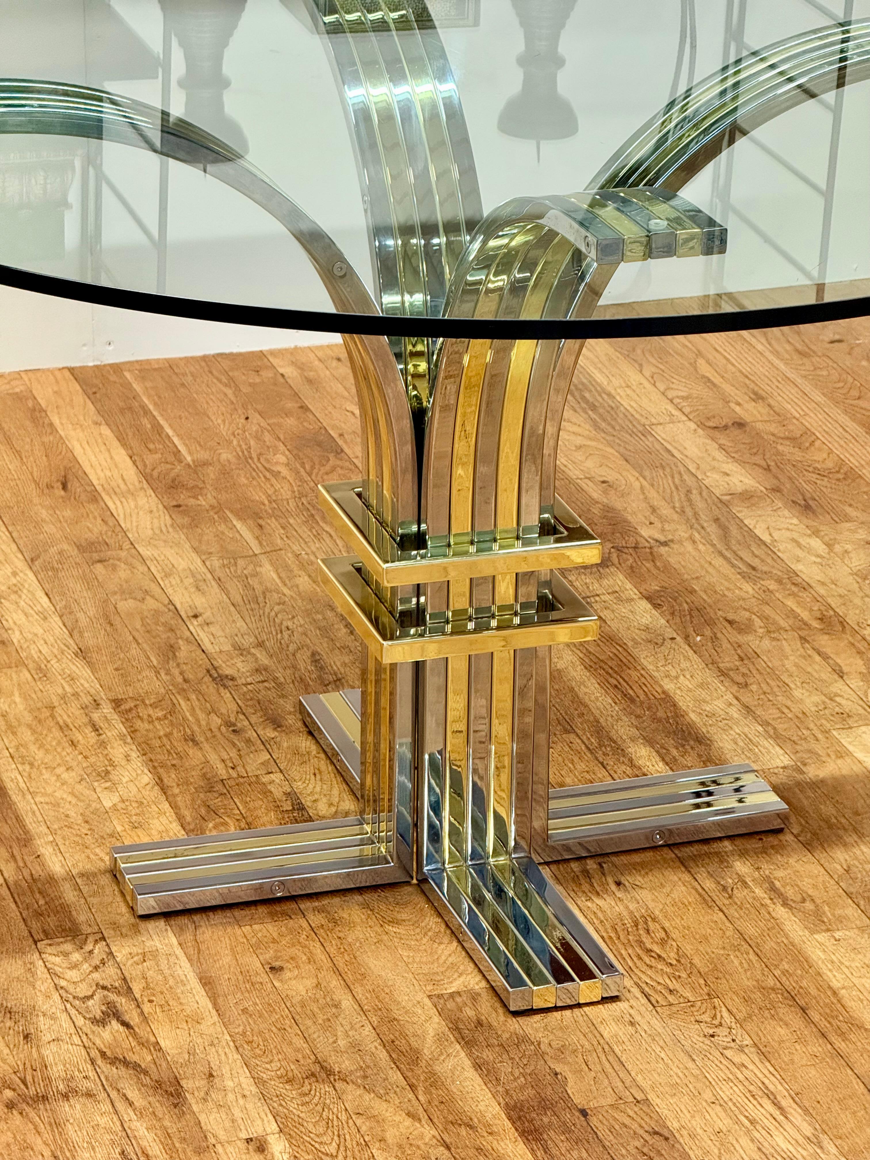 Adéntrate en el opulento mundo del diseño italiano de los años 70 con esta impresionante mesa central, también perfecta como mesa de comedor, una rara colaboración entre el visionario diseñador Renato Zevi y el ilustre fabricante florentino Banci