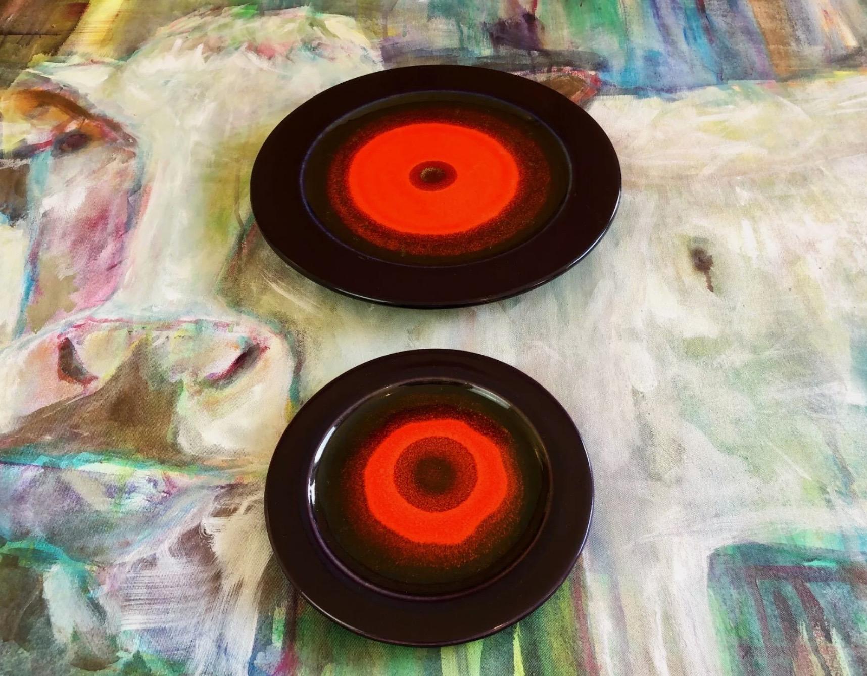 1970er Jahre René Neue für Hutschenreuther ''Solar'' Serie, 2 Wandteller, Fettlava (Moderne der Mitte des Jahrhunderts) im Angebot