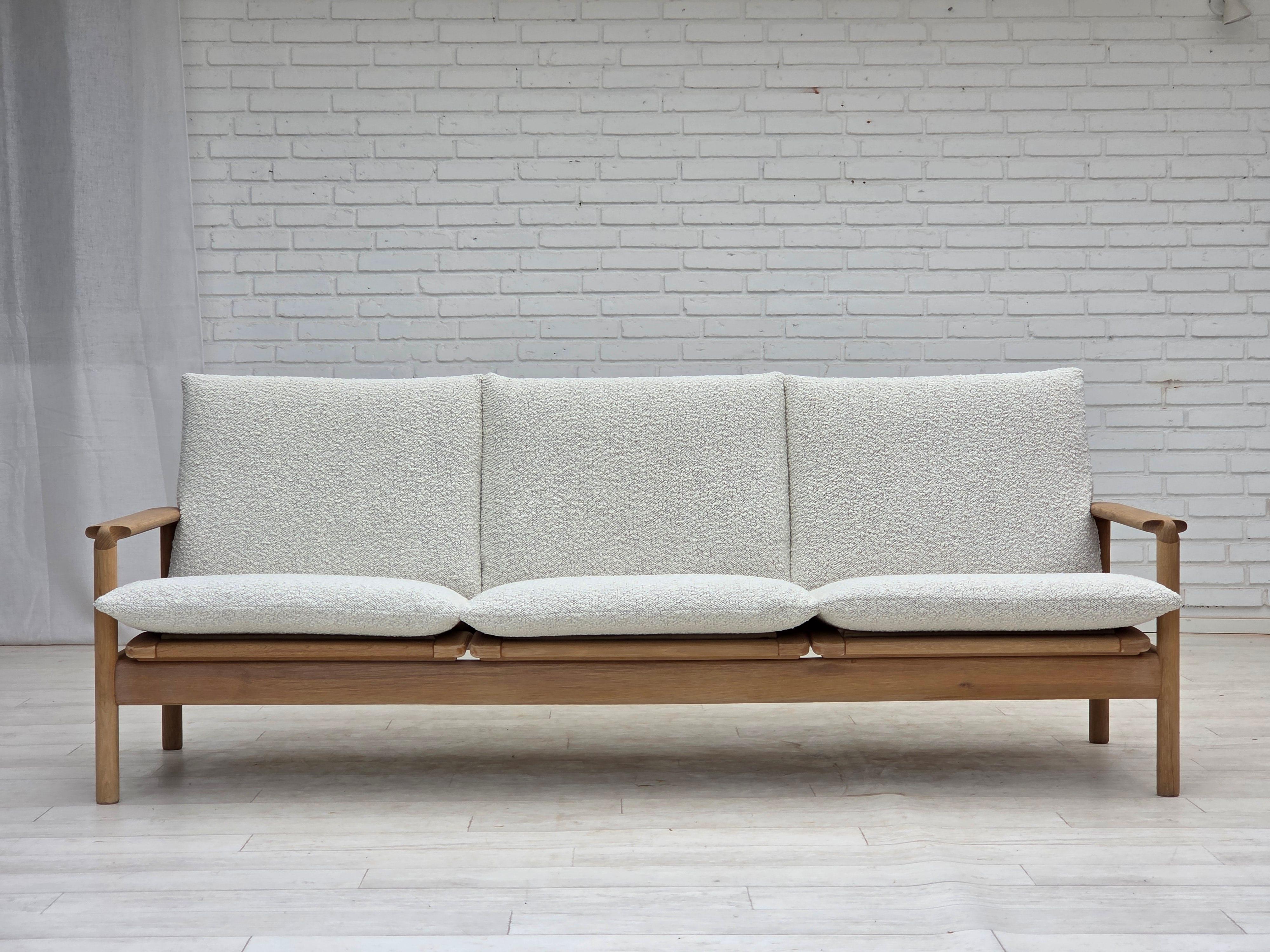 Divano danese a 3 posti degli anni '70, completamente ristrutturato. Struttura in rovere massiccio non trattato rinnovato, tela con dettagli in pelle, cuscini sfusi nuovi di zecca. Tessuto di qualità bianco/beige per l'imbottitura. Prodotto da un