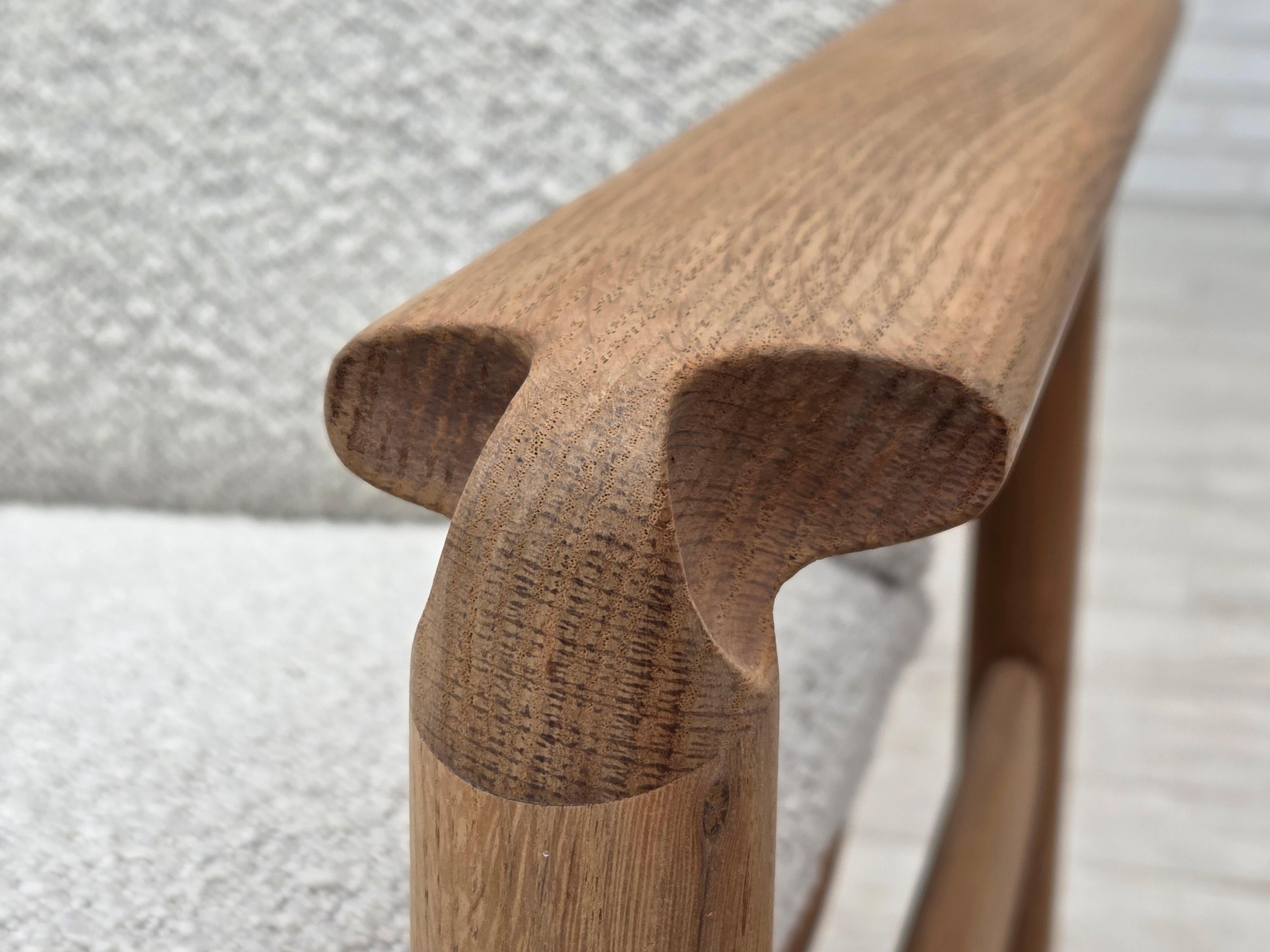 Scandinavo moderno Divano a 3 posti danese degli anni '70, ristrutturato, in legno massiccio di Oak. in vendita