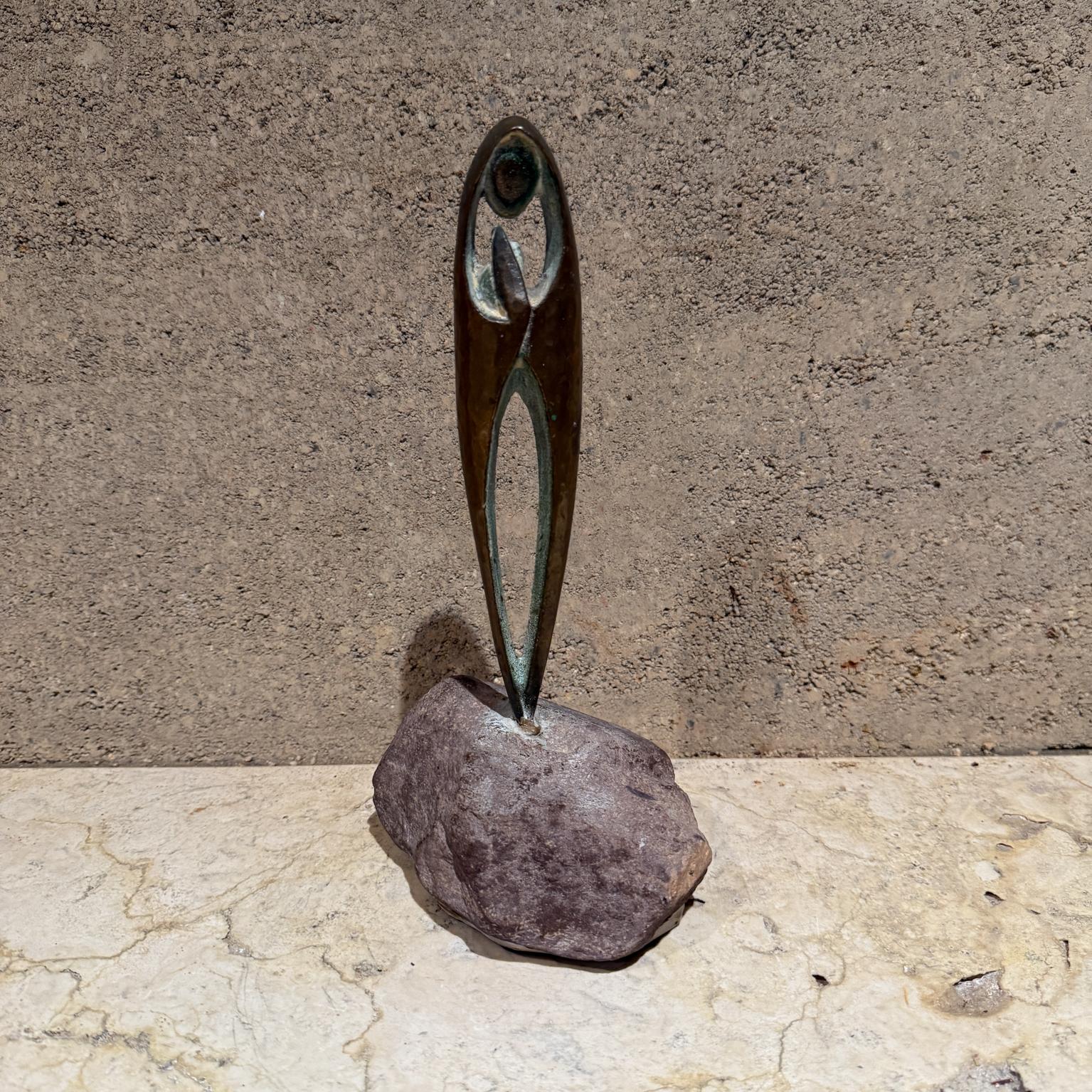 Repubblica d'Irlanda Scultura in bronzo Madonna & Child
Base rocciosa
timbro realizzato nella Repubblica d'Irlanda, difficile da leggere.
11 x 5,5 L x 4 P
Condizioni vintage originali usate.
Fai riferimento alle immagini fornite