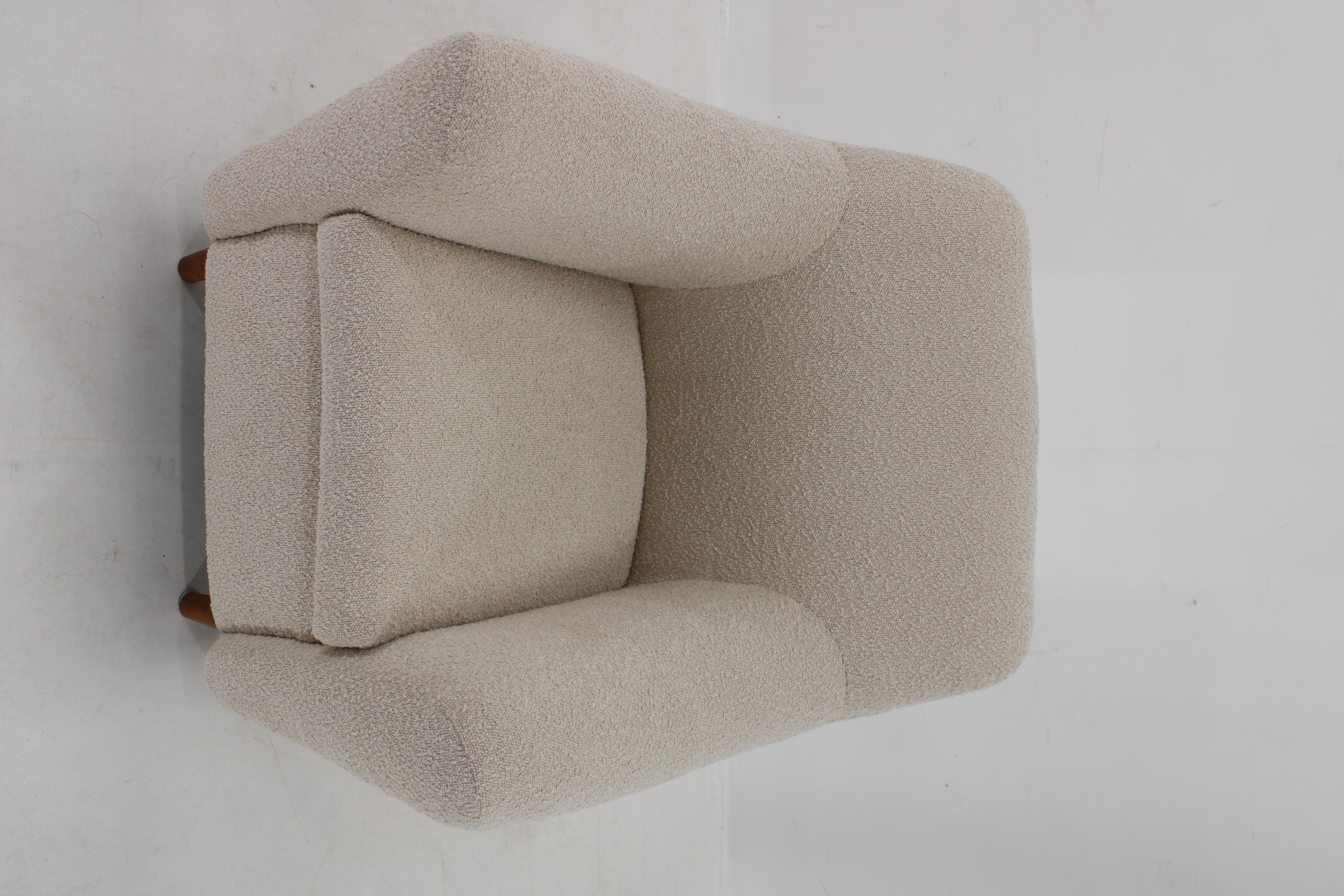 Mid-Century moderno Poltrona restaurata degli anni '70 in tessuto boucle in vendita