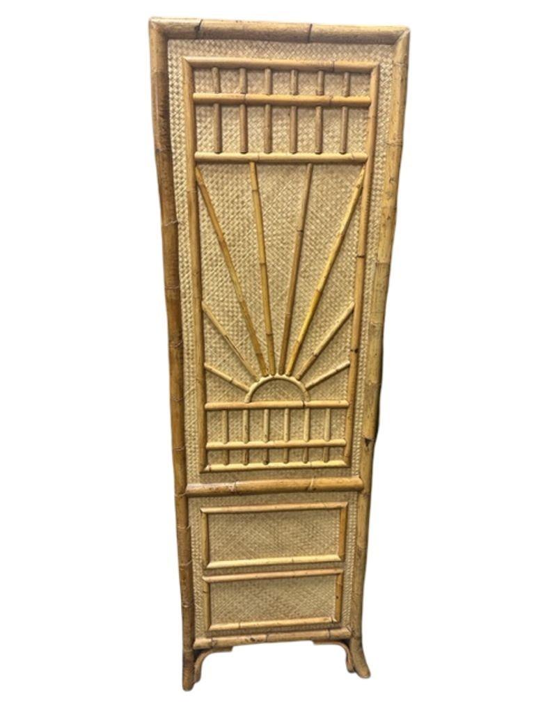 Schrank aus Rattan und Bambus, umwickelt mit geflochtenem Gräsertuch und eingefasst mit Bambusbordüren. Mit einem Bambusmuster im Stil der 