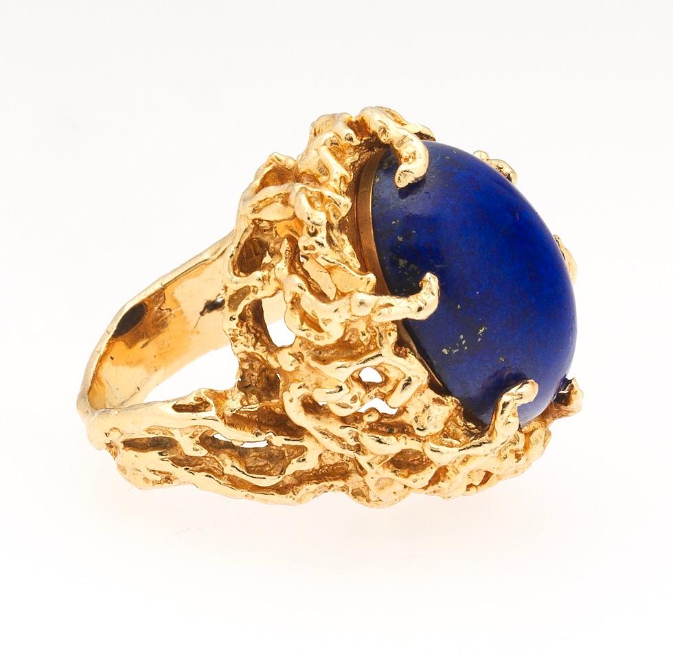 1970s Retro 14 Karat Gold Lapis Lazuli Freeform Naturalistic Cocktail Ring For Sale 2