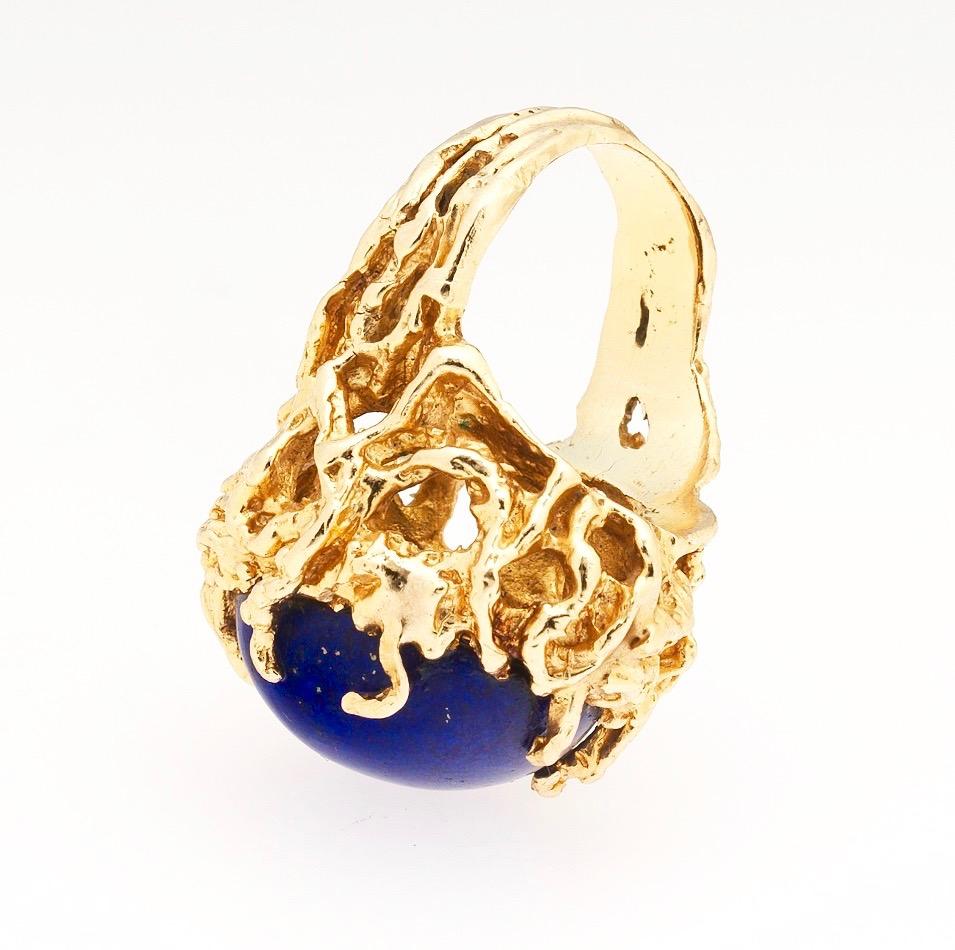 1970s Retro 14 Karat Gold Lapis Lazuli Freeform Naturalistic Cocktail Ring For Sale 3