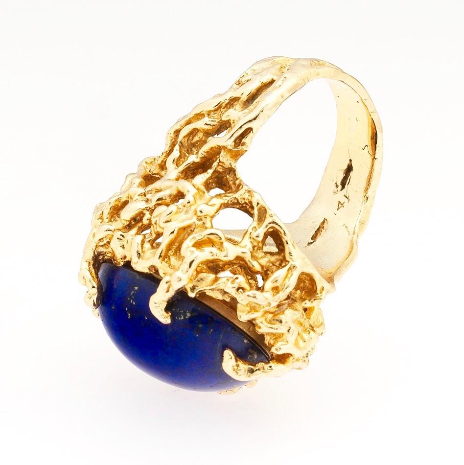 1970s Retro 14 Karat Gold Lapis Lazuli Freeform Naturalistic Cocktail Ring For Sale 4