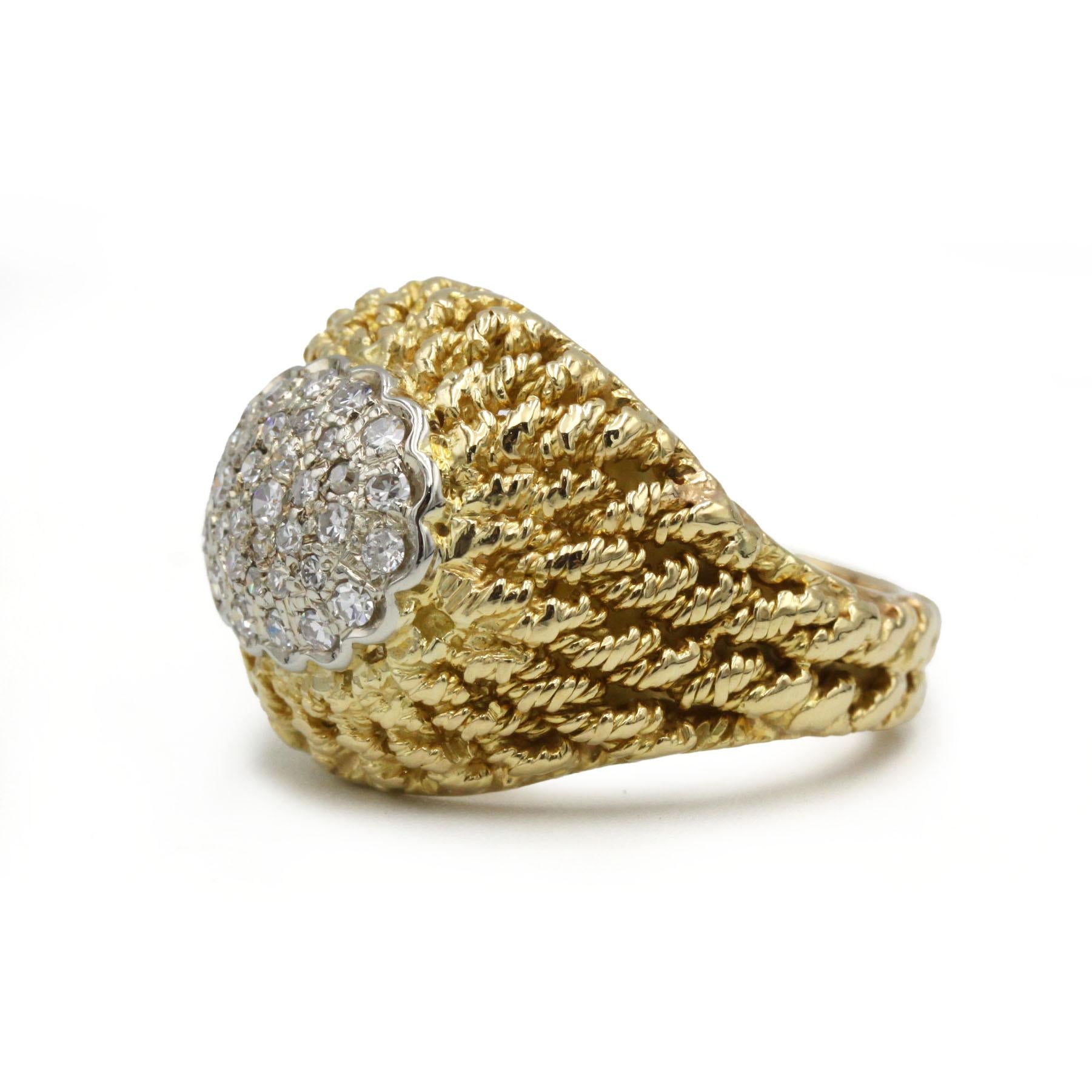 Questo audace anello retrò degli anni '70 cattura l'amore dell'epoca per le texture scultoree e i motivi grafici. Realizzato a mano in oro giallo 18 k (750‰), le sue ampie spalle 