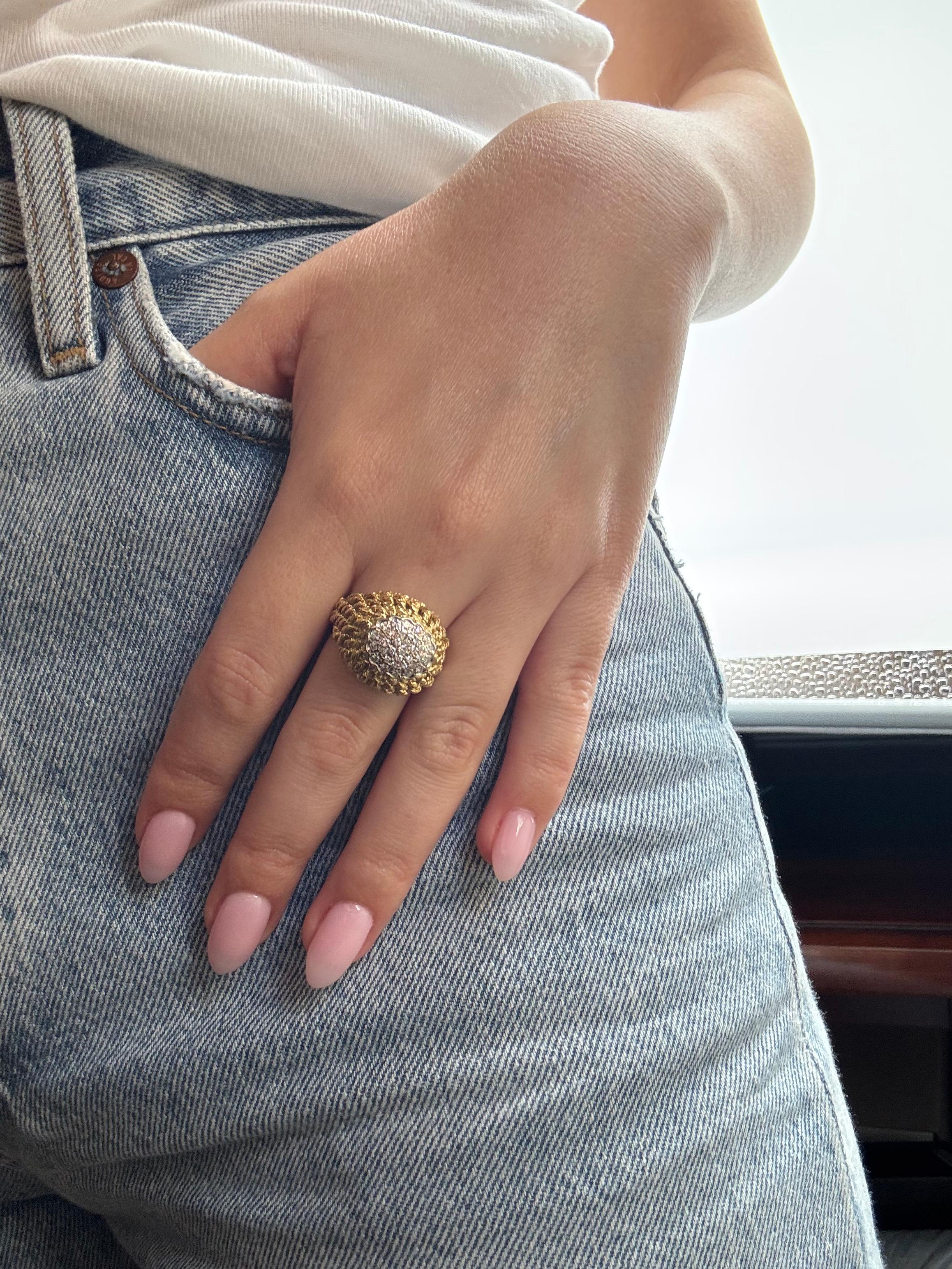 Cette audacieuse bague rétro des années 1970 illustre l'amour de l'époque pour les textures sculpturales et les motifs graphiques. Réalisé à la main en or jaune 18 k (750‰), son large épaulement 