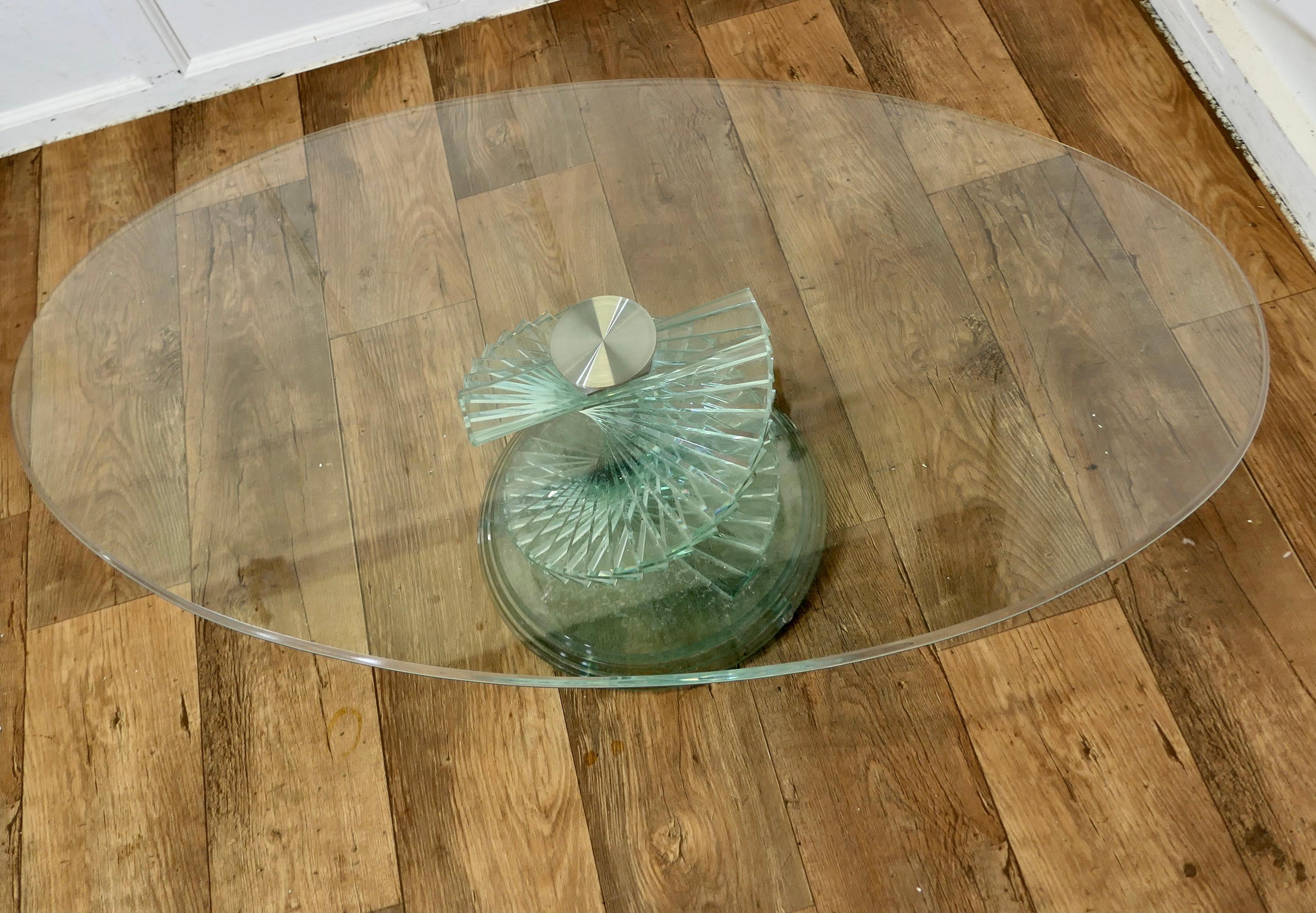 Table basse en verre au design rétro des années 1970 posée sur une spirale en verre

Ce style passionnant a été conçu à l'origine par Danny Lane. La table est un grand ovale posé sur un pied central en spirale en verre empilé. Le plateau de la table