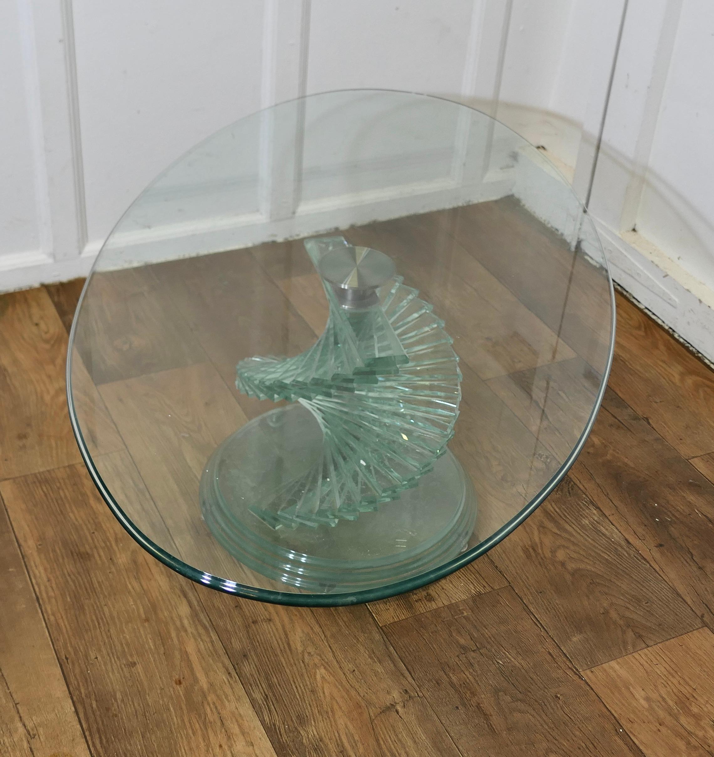 Table basse en verre au design rétro des années 1970 posée sur une spirale en verre Bon état - En vente à Godshill, Isle of Wight