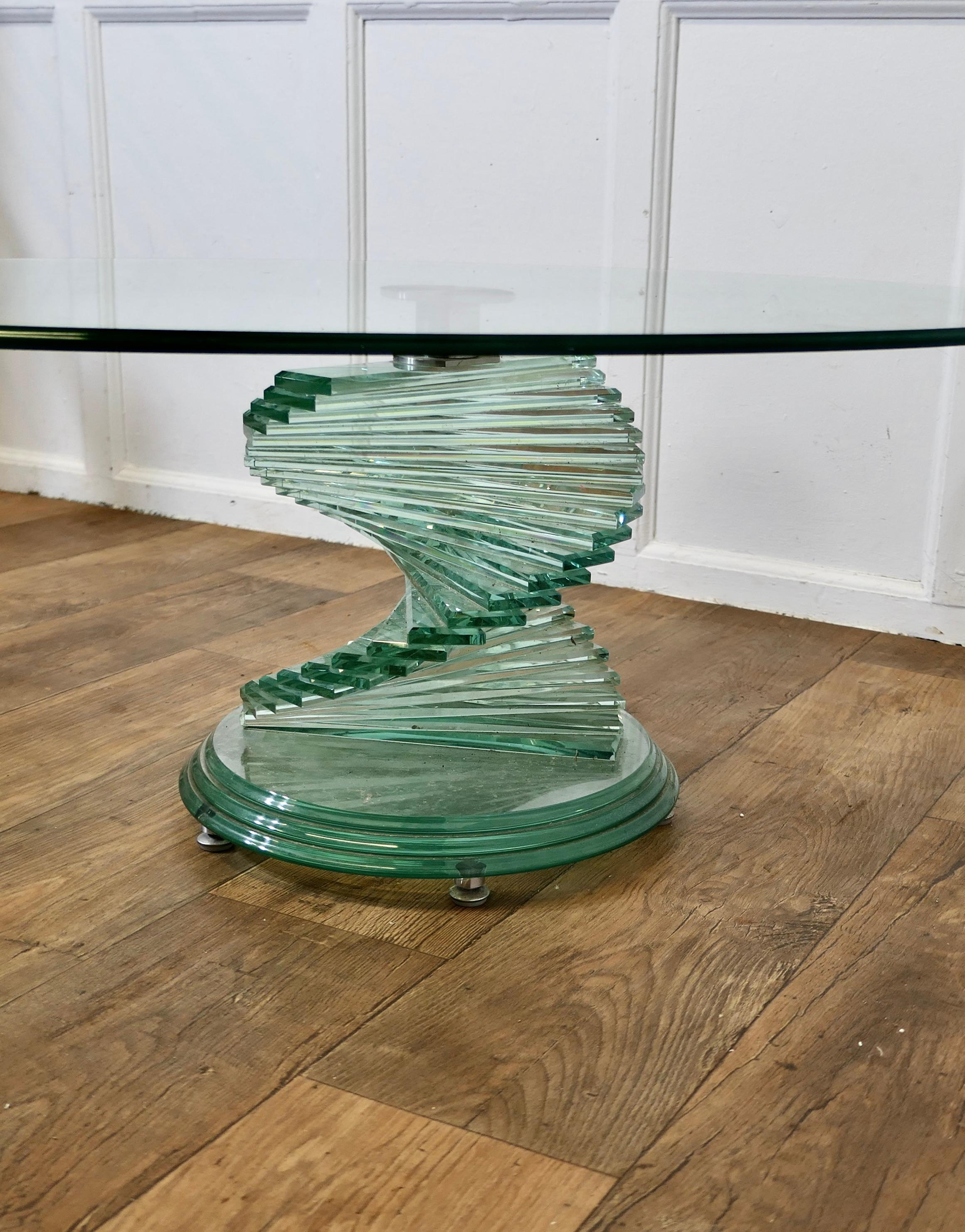 Verre Table basse en verre au design rétro des années 1970 posée sur une spirale en verre en vente